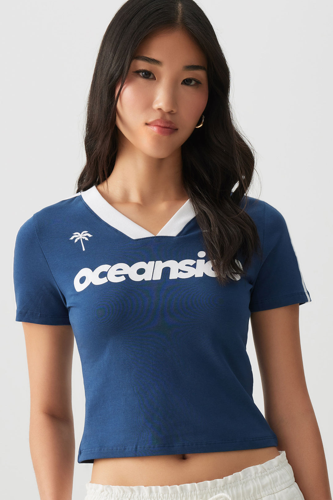 Crop Graphic Contrast V-Neck T-Shirt