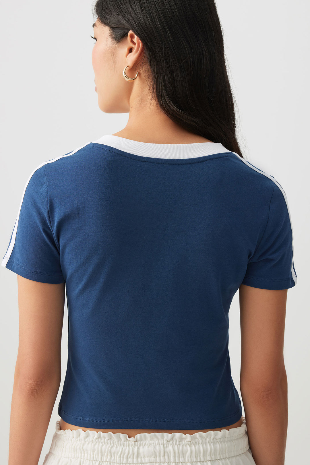 Crop Graphic Contrast V-Neck T-Shirt