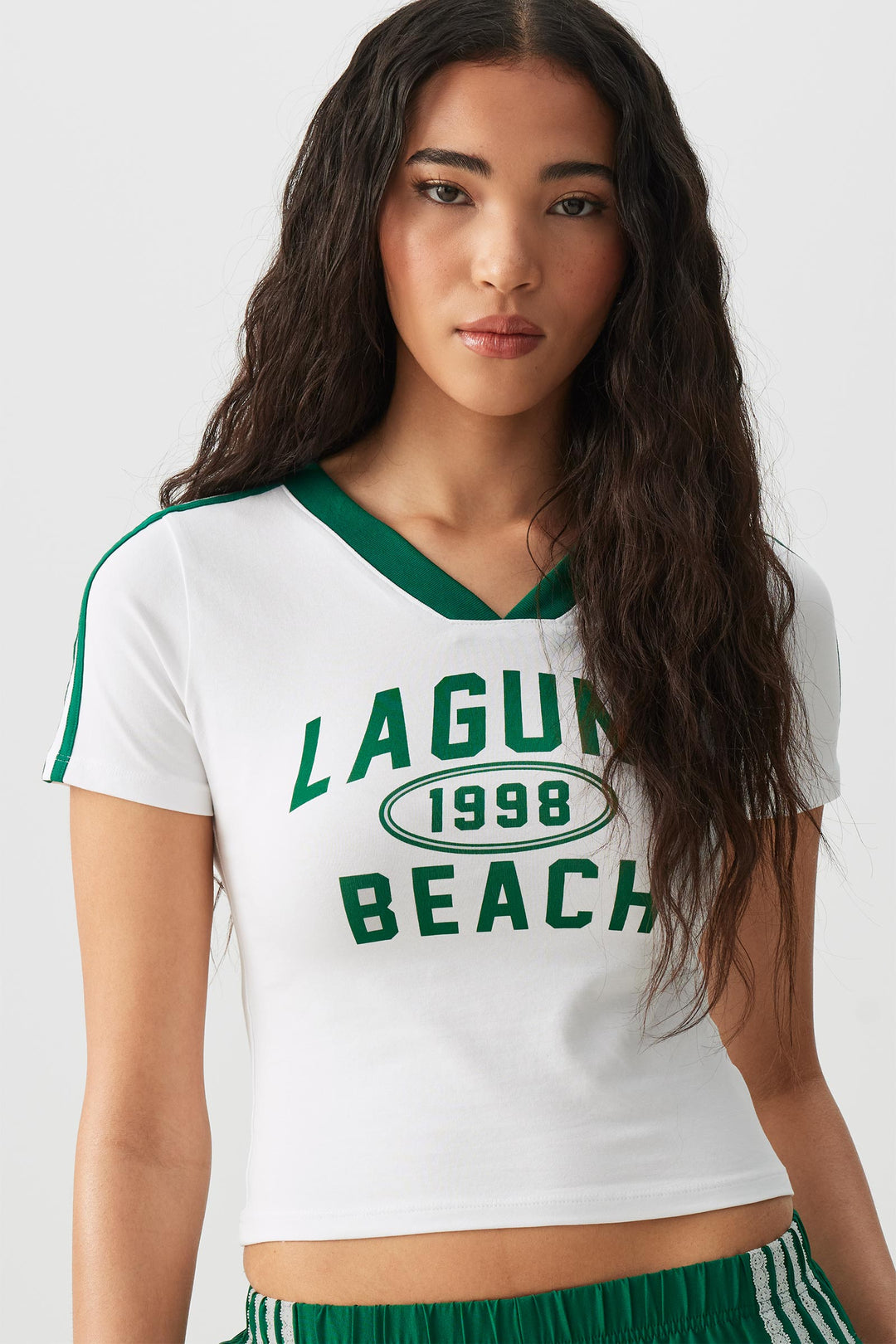 Crop Graphic Contrast V-Neck T-Shirt