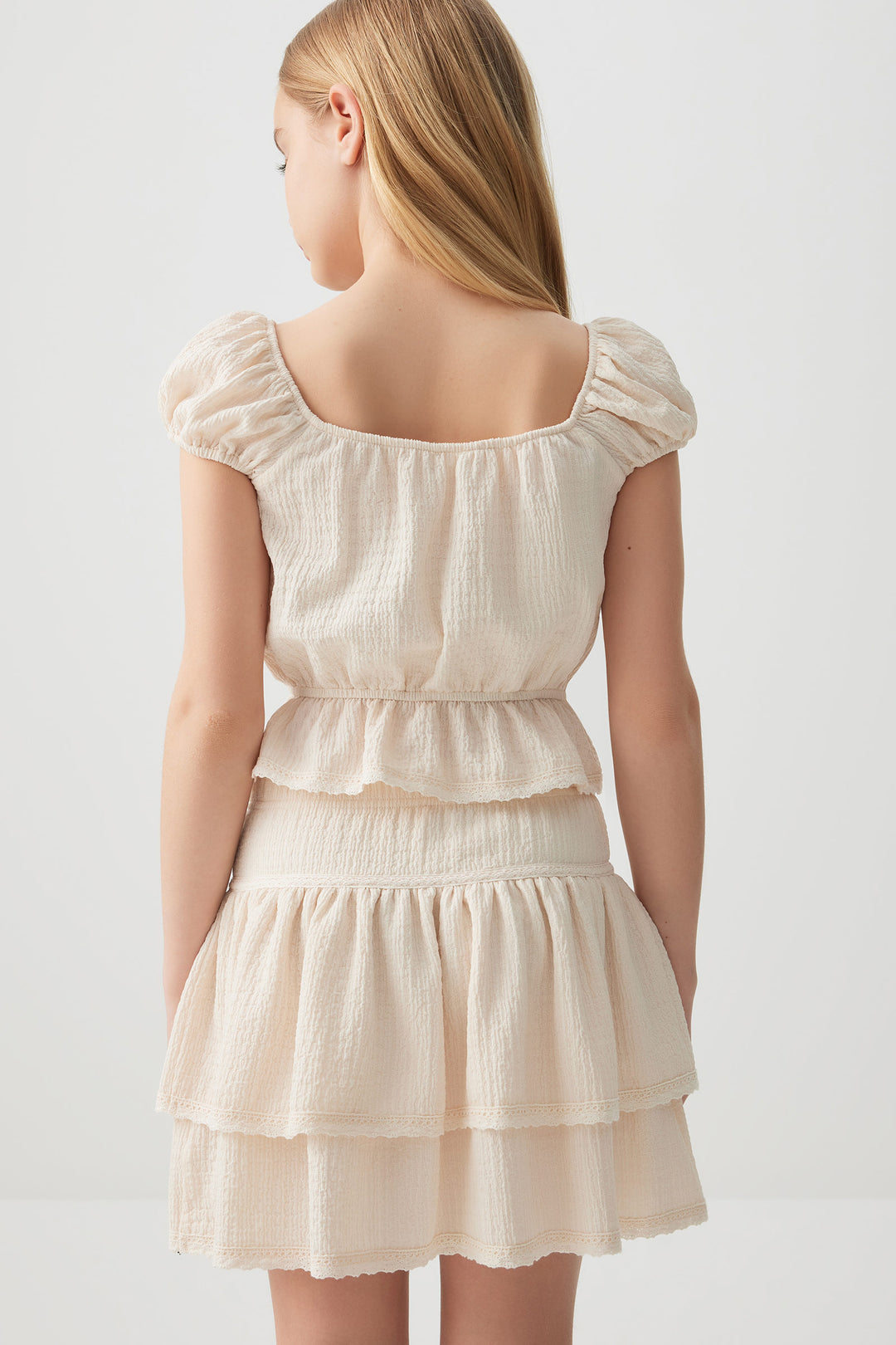 Jupe courte étagée à bordures en dentelle