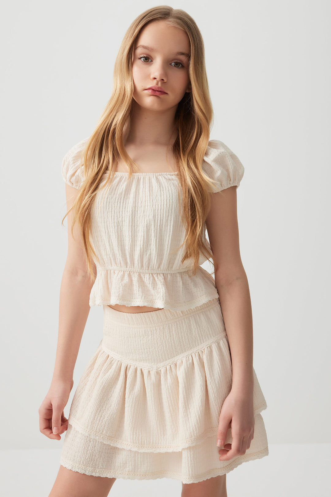 Jupe courte étagée à bordures en dentelle