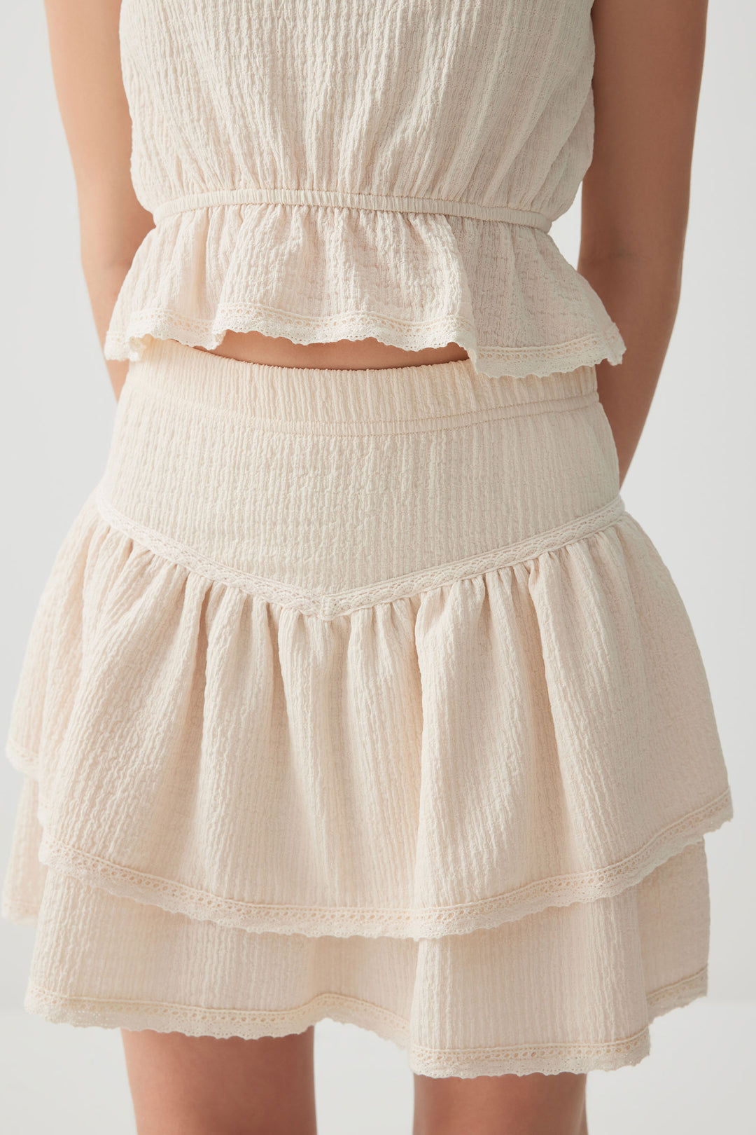 Jupe courte étagée à bordures en dentelle