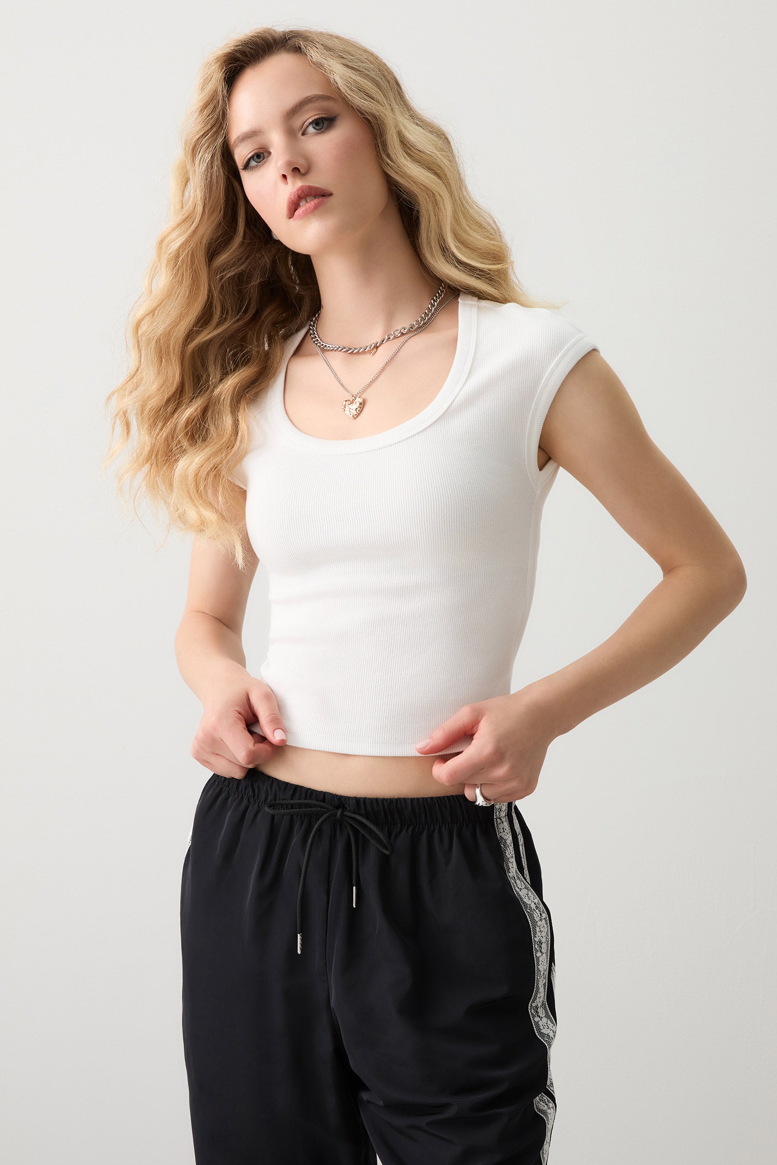 Scoop Neck Crop T-Shirt – Ardene