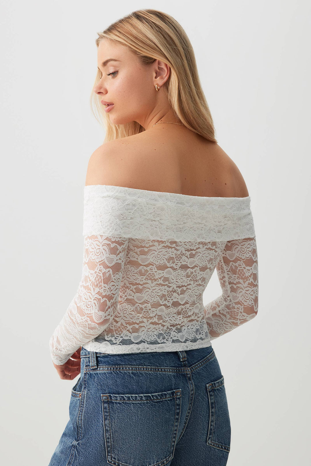 Haut à épaules dénudées en dentelle