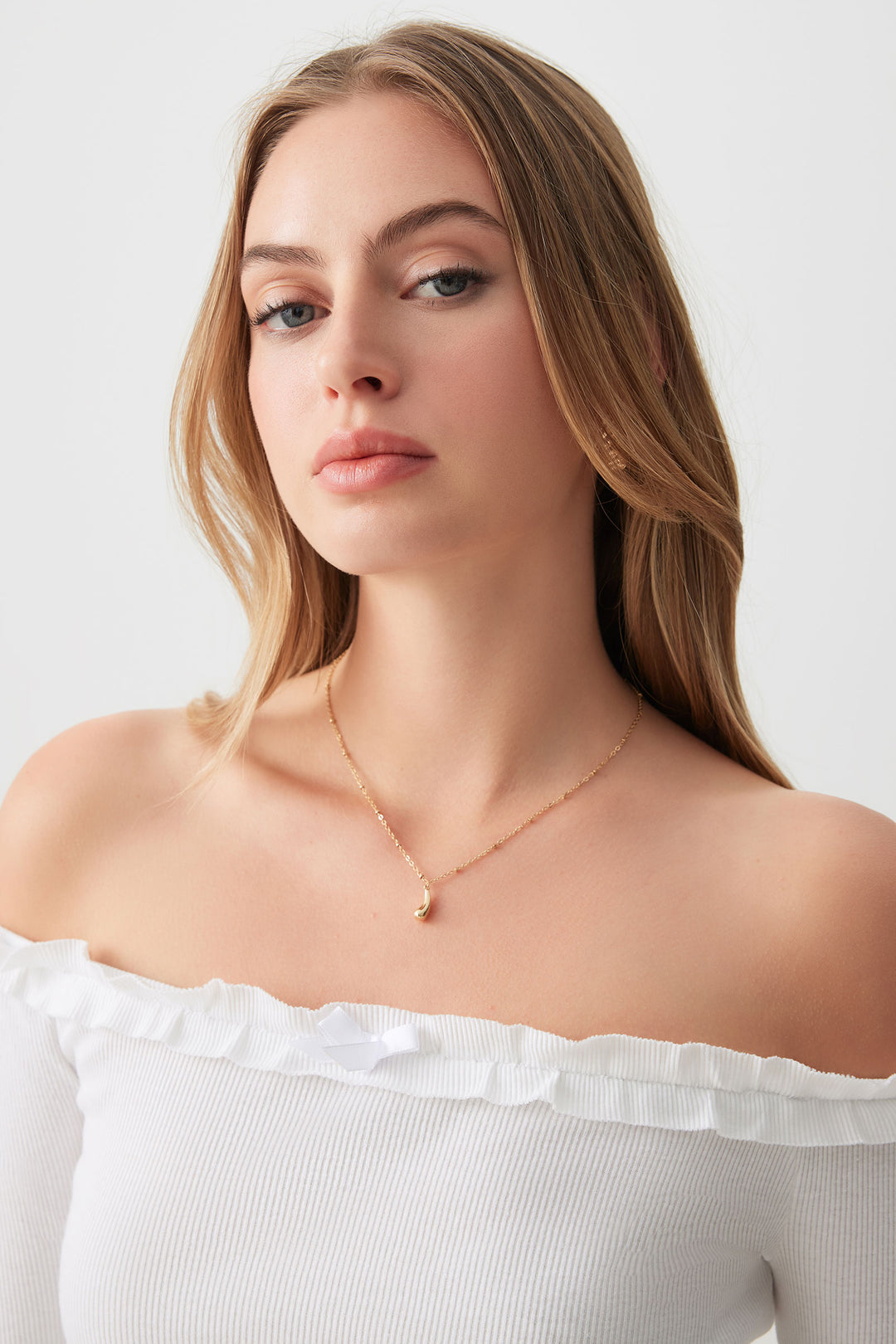 Haut à épaules dénudées et bordure froncée