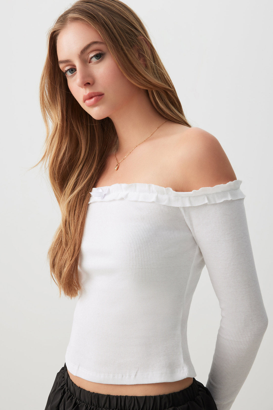 Haut à épaules dénudées et bordure froncée