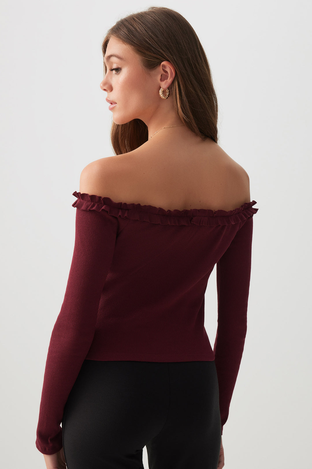 Haut à épaules dénudées et bordure froncée