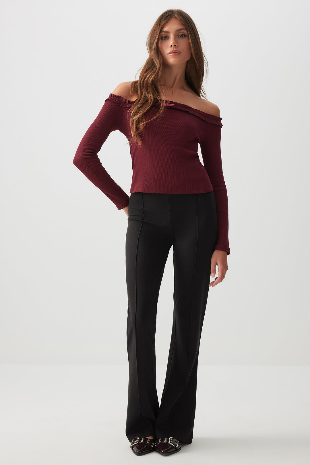 Haut à épaules dénudées et bordure froncée