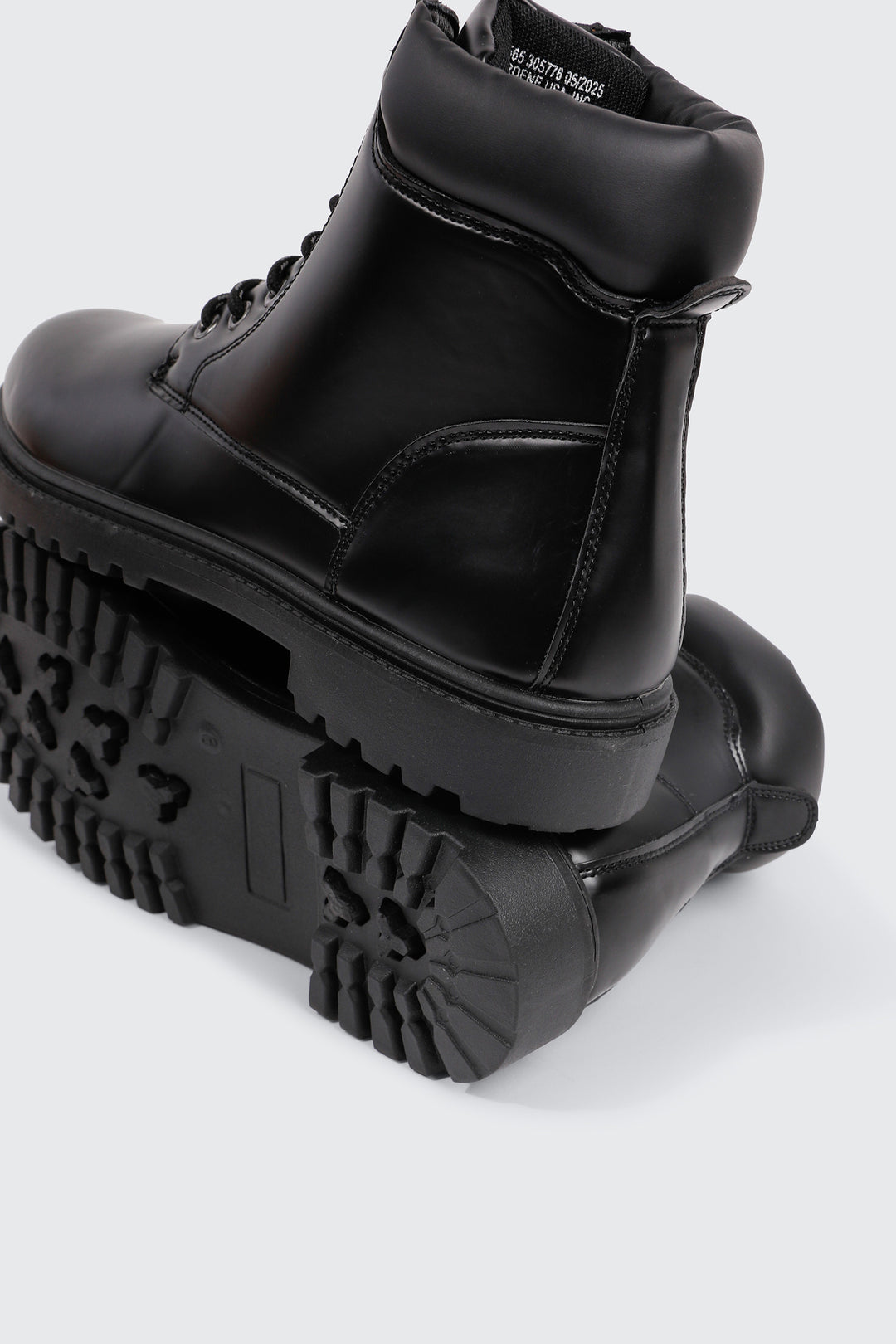 Bottes lacées à semelle crantée