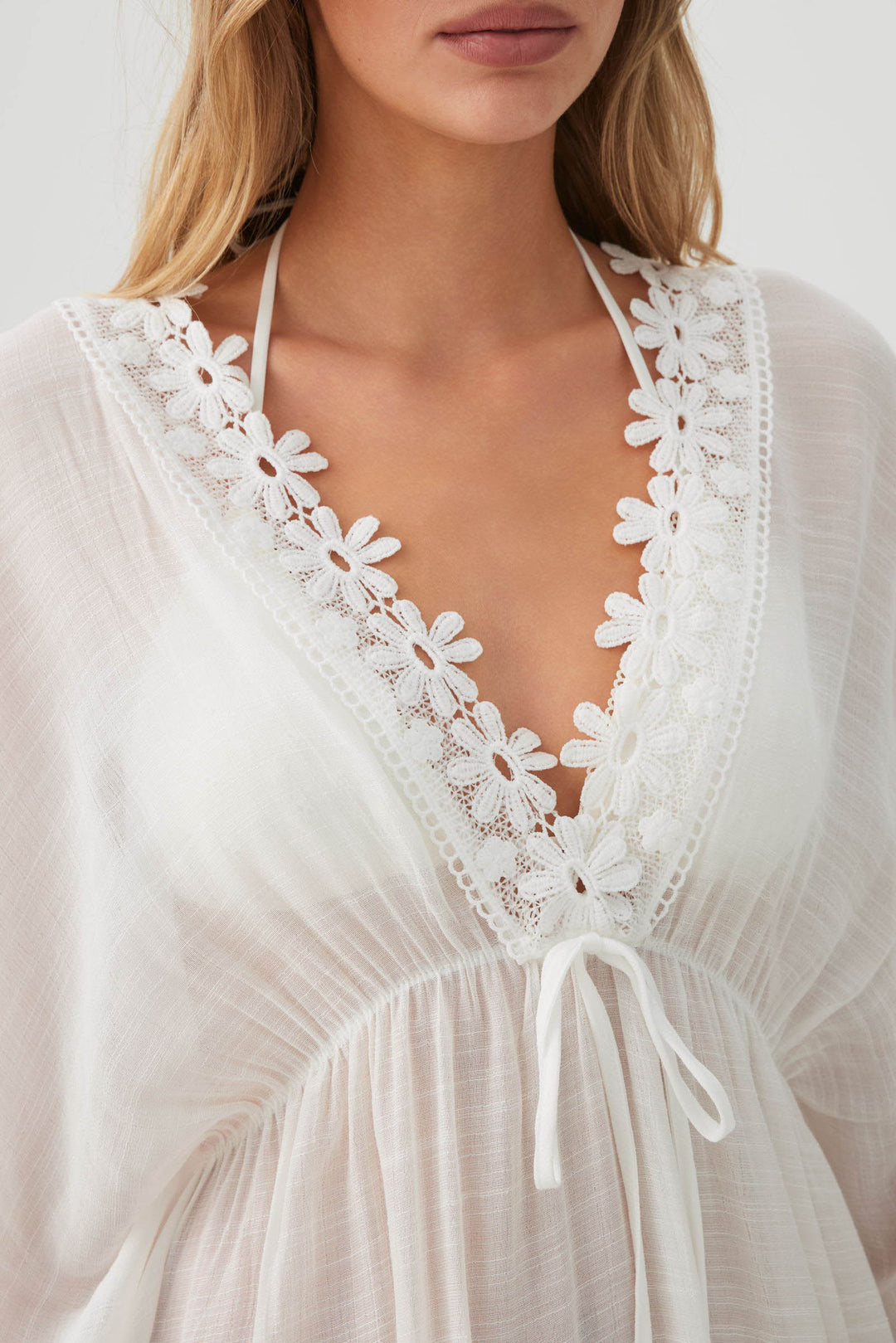 Cache-maillot à détail floral en crochet