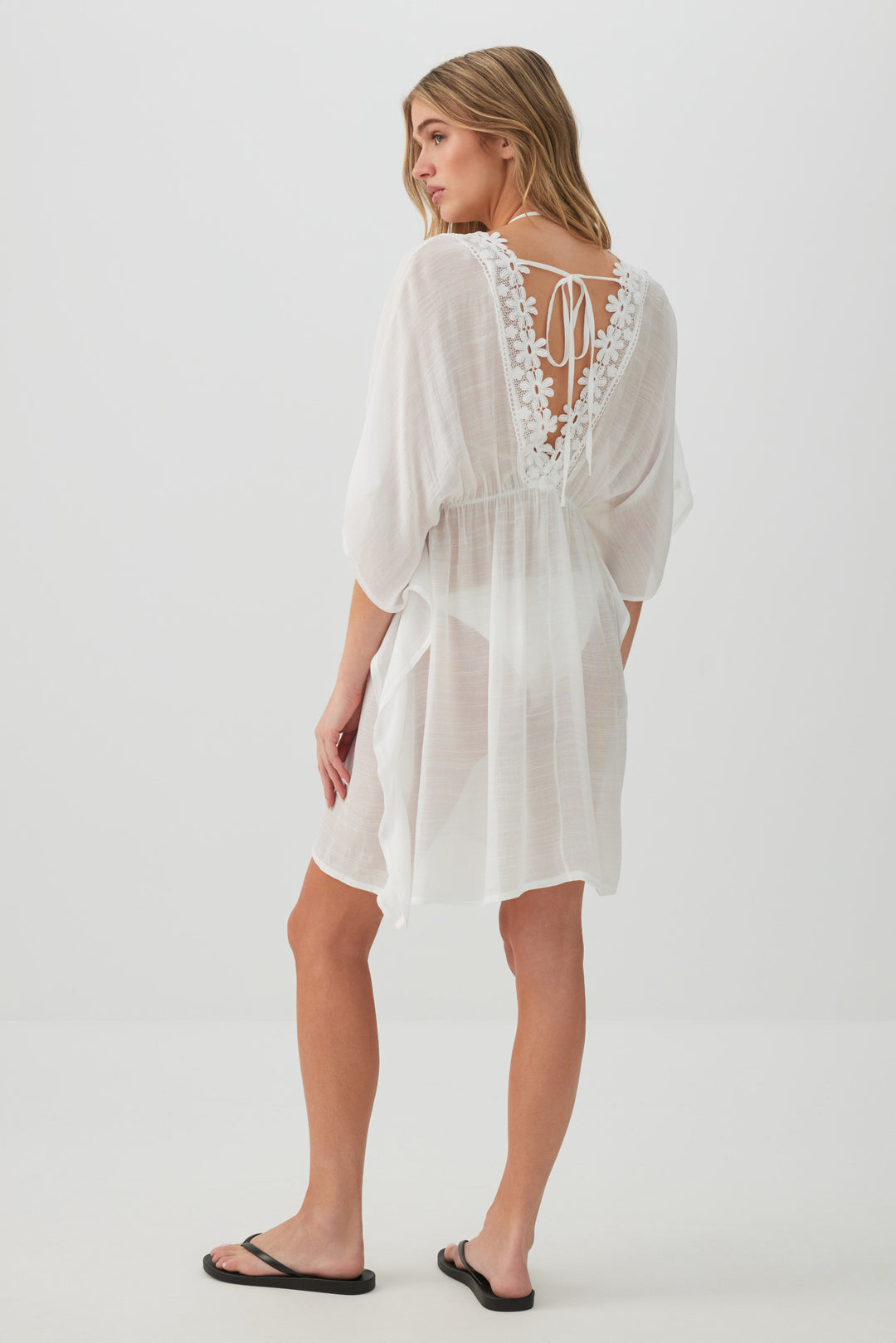 Cache-maillot à détail floral en crochet