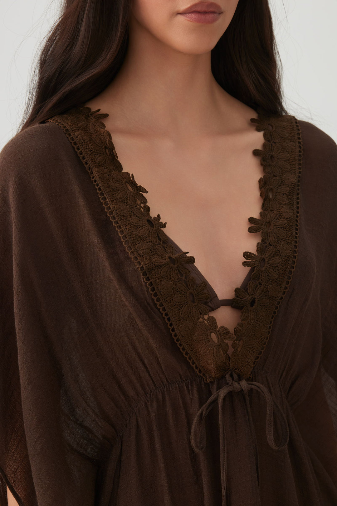 Cache-maillot à détail floral en crochet