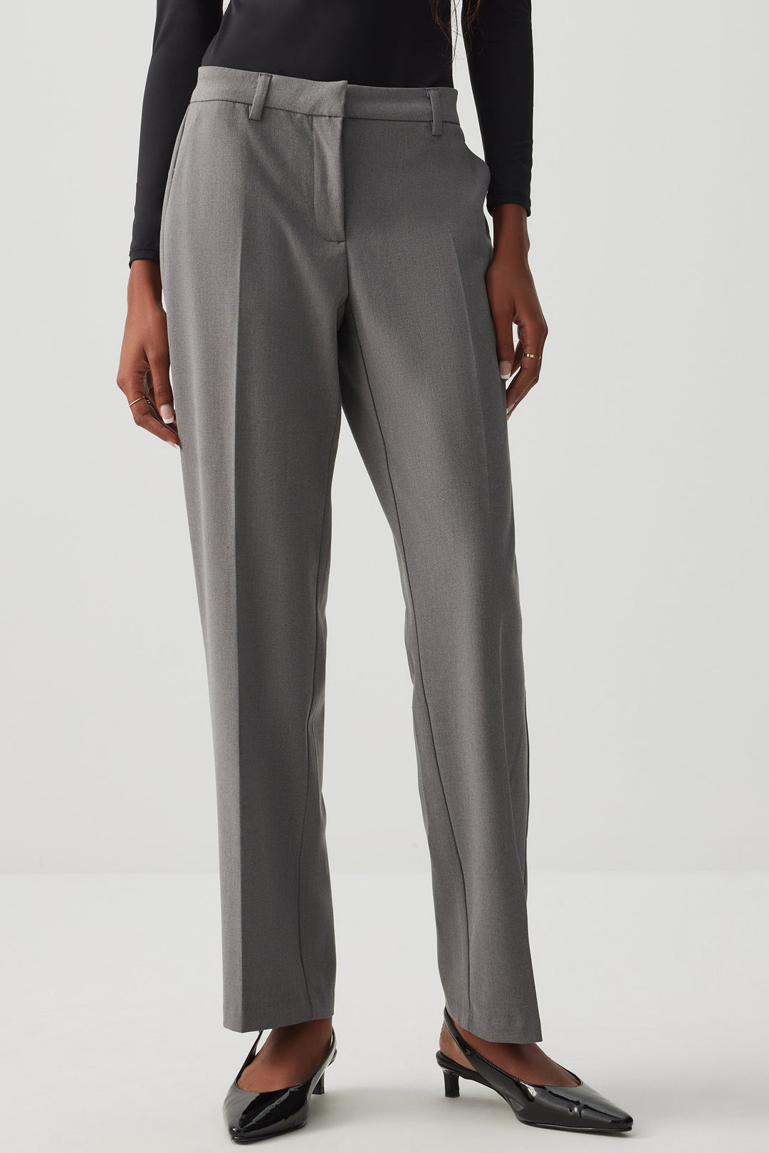 Pantalon à taille mi-haute et jambre droite