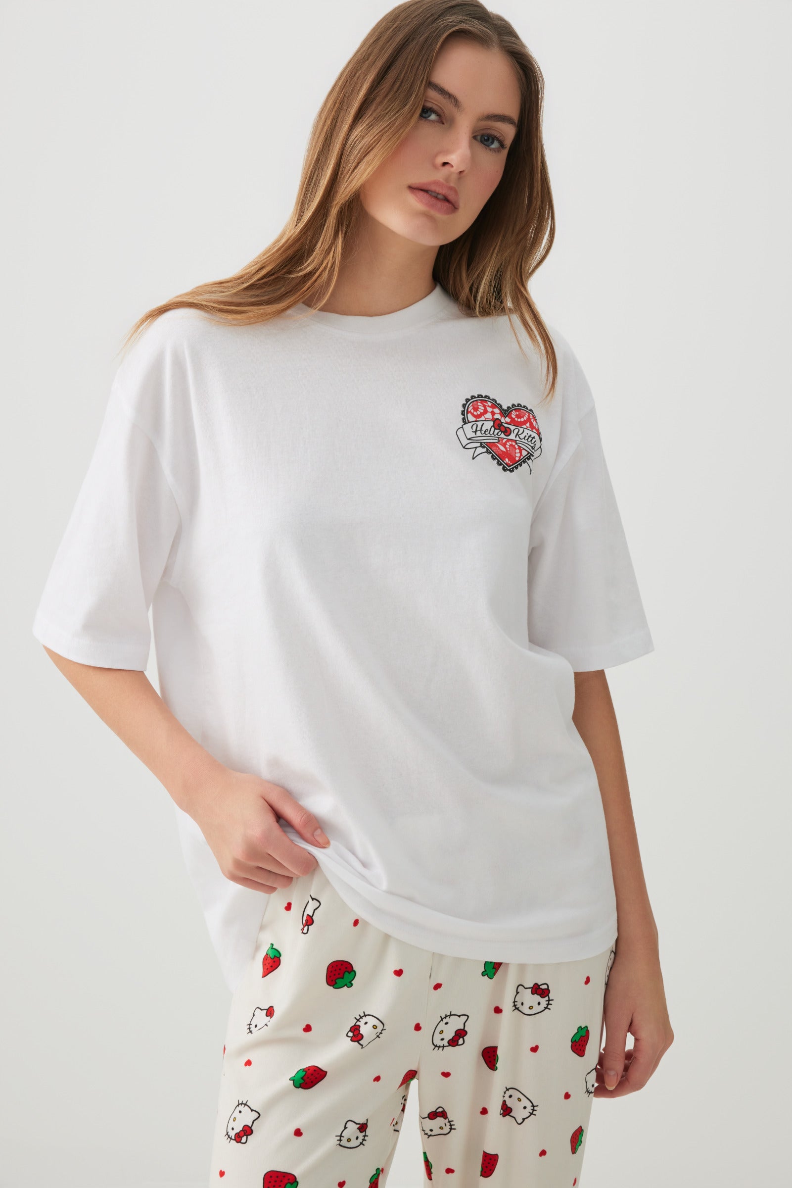 ✨️激レア✨️ホワイトcourreges & hello kitty Oversized Hello Kitty T-Shirt – Ardene