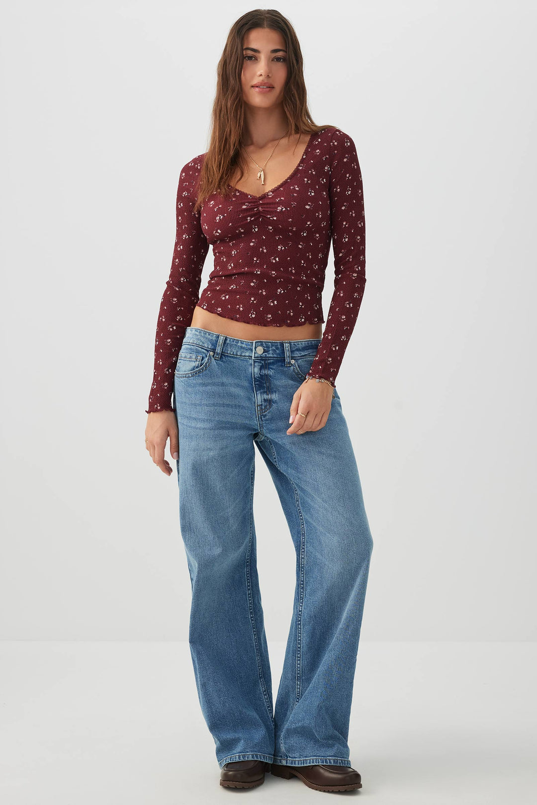 T-shirt à col V et manches longues fleuri