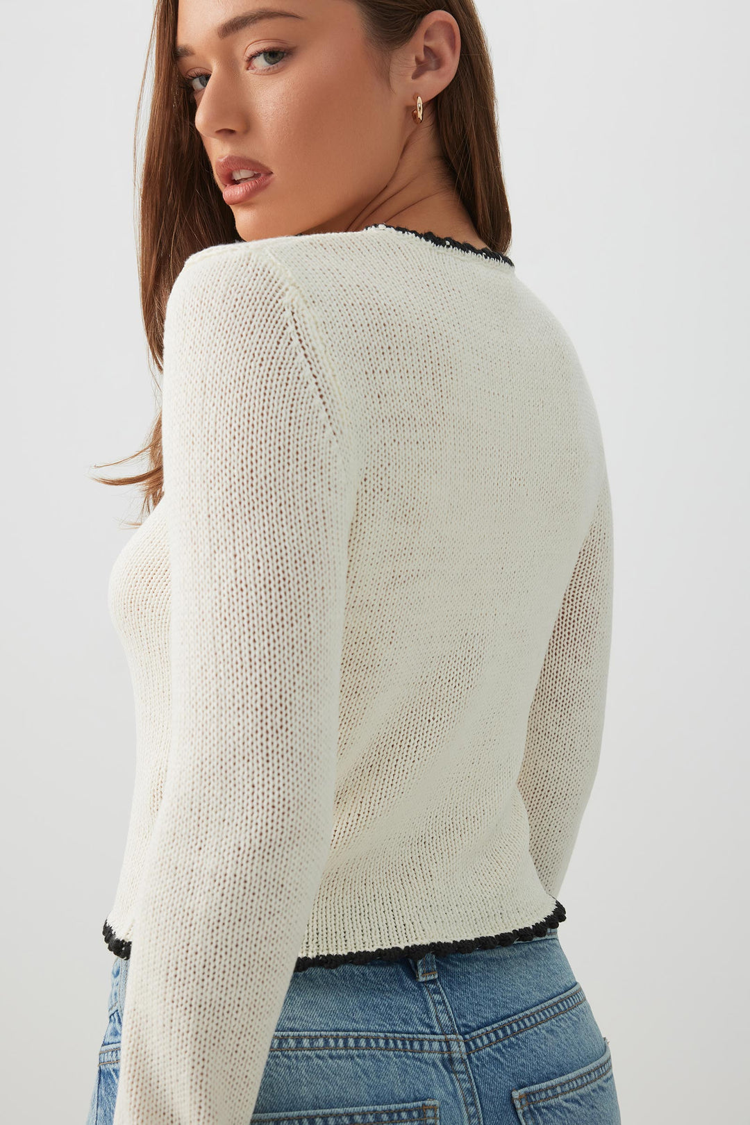 Cardigan court boutonné à bordures contrastantes