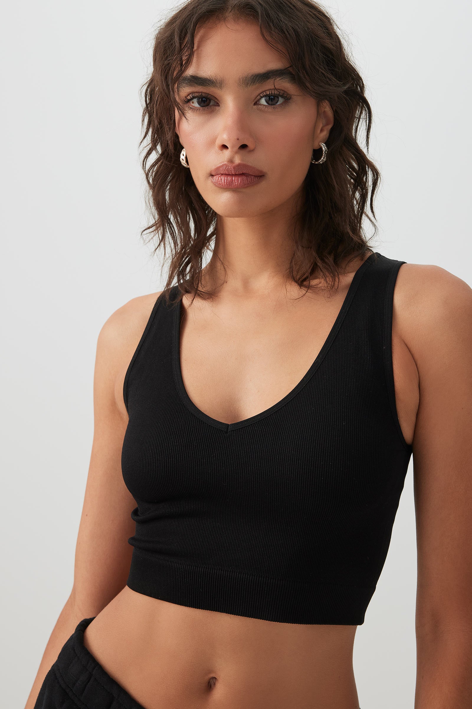 Seamless Crop V-Neck Tank Top – Ardene