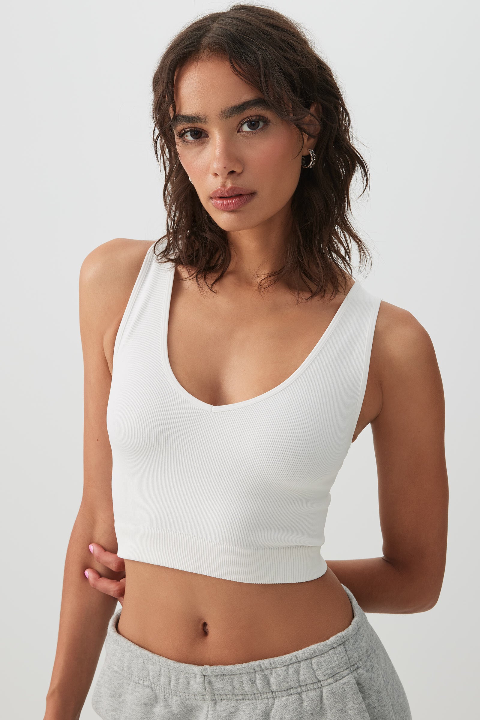 Seamless Crop V-Neck Tank Top – Ardene