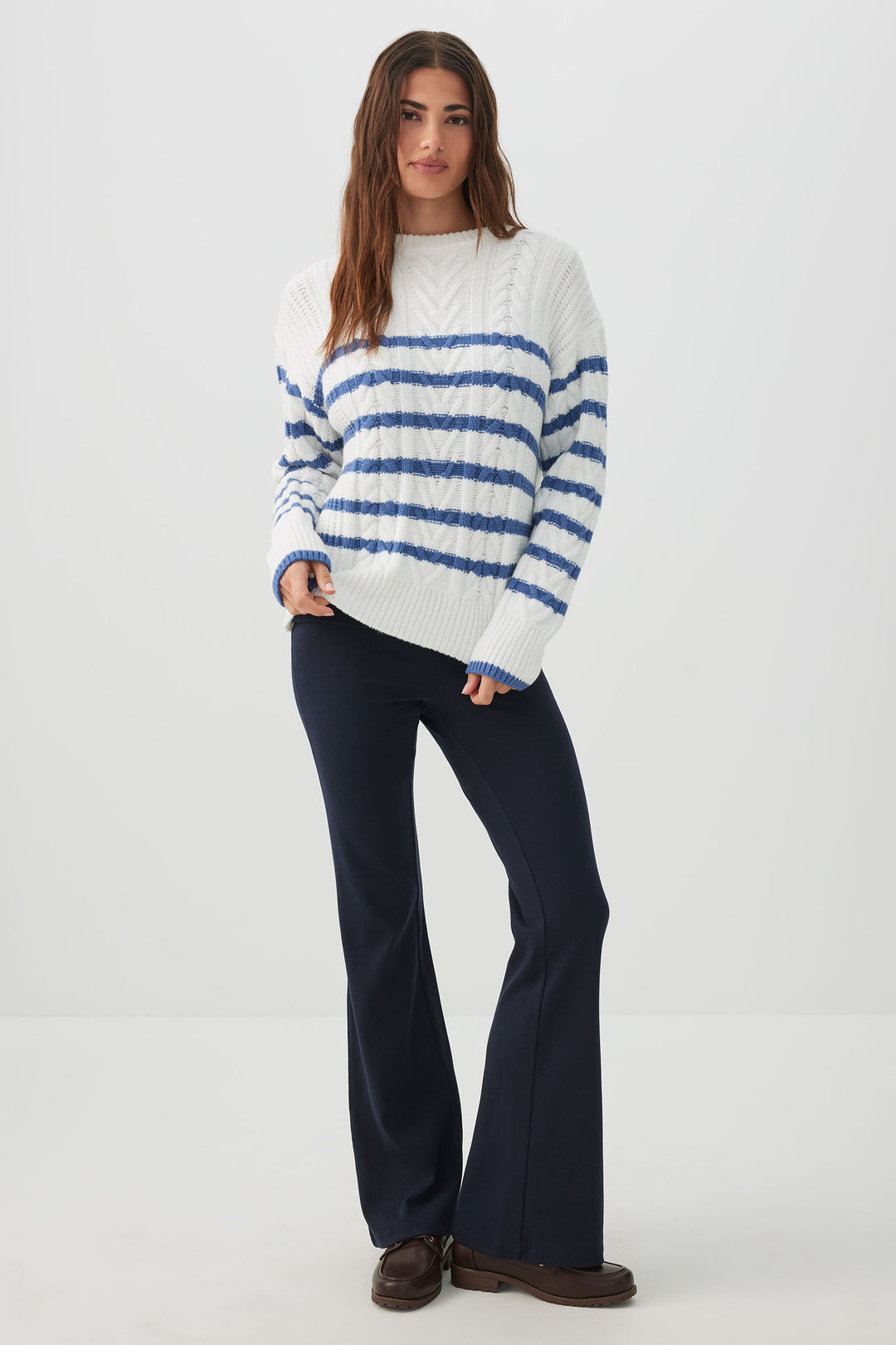 Chandail long en tricot torsadé à rayures