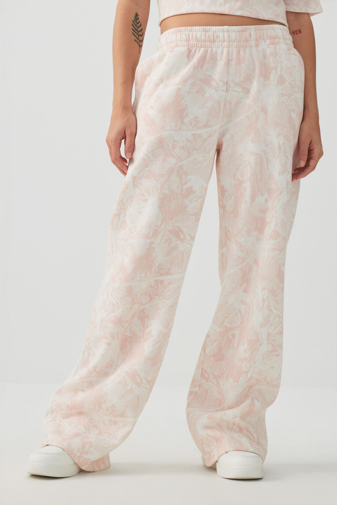 Pantalon à jambe large en molleton camouflage rose
