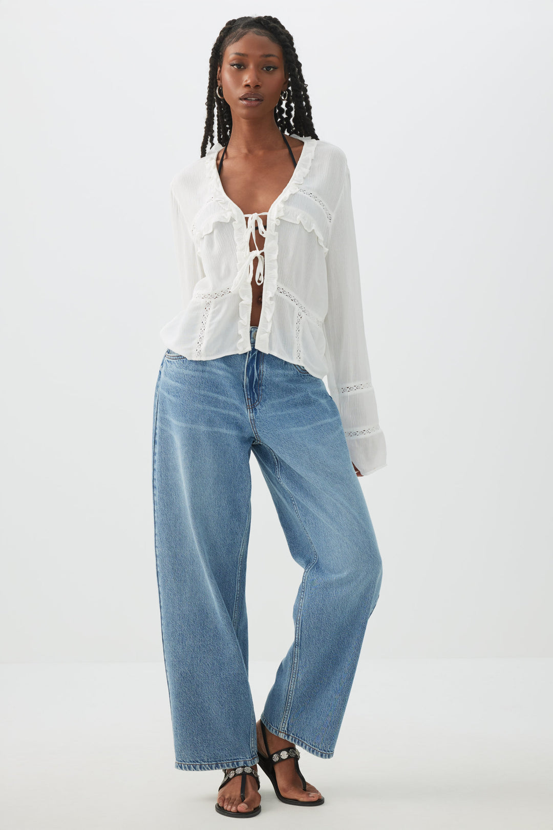 Blouse nouée à l'avant en tissu froissé à volants