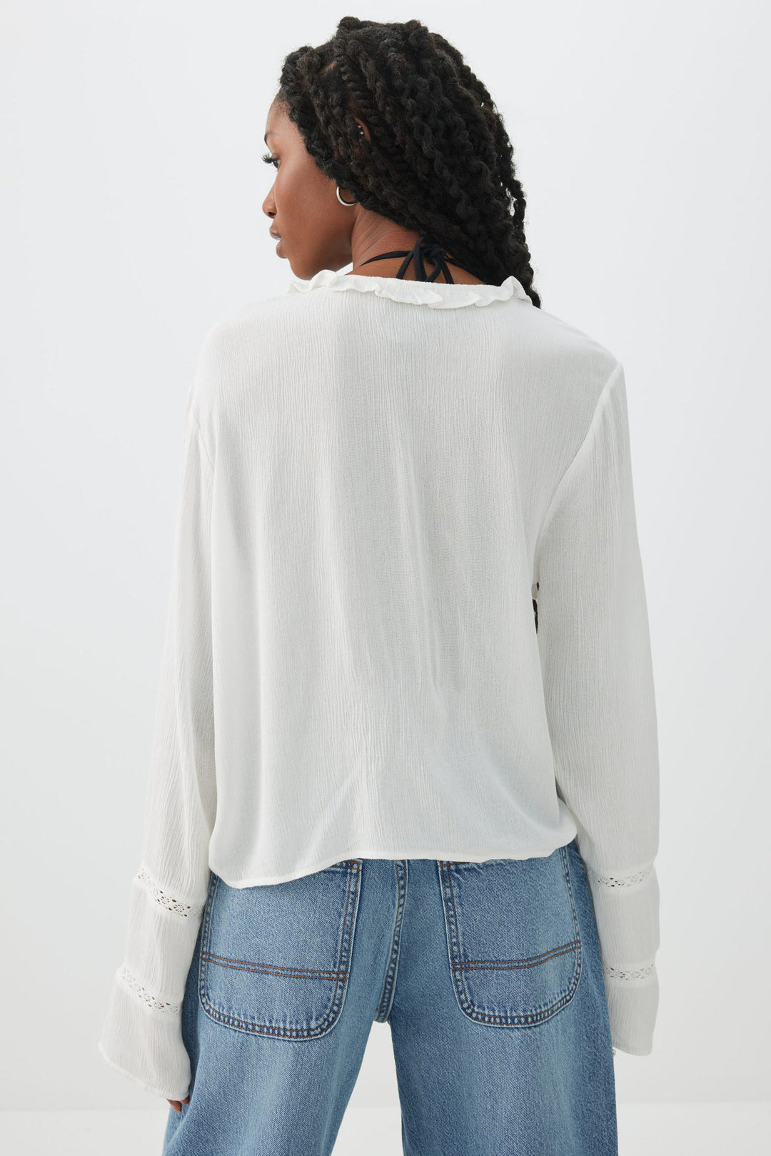 Blouse nouée à l'avant en tissu froissé à volants
