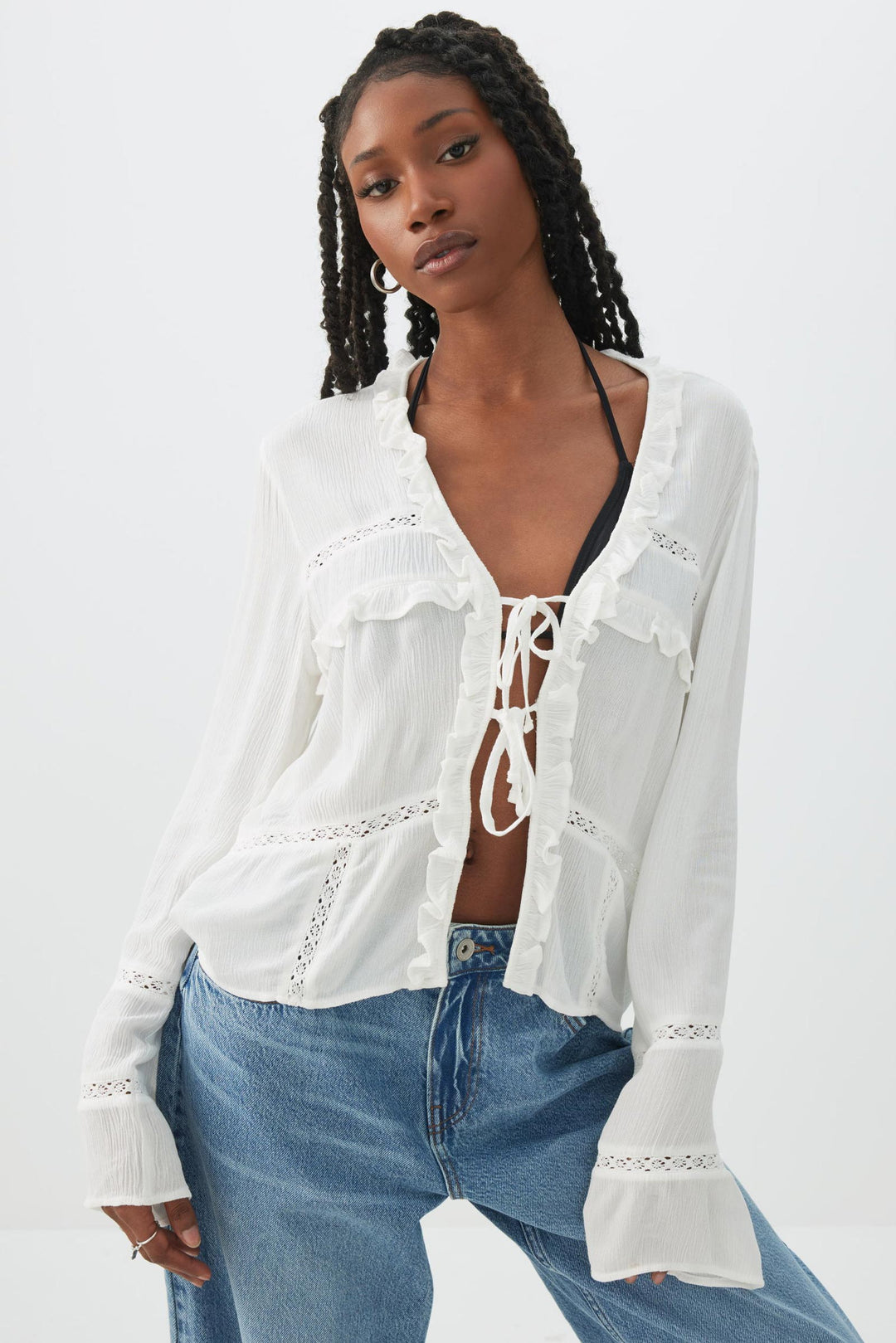 Blouse nouée à l'avant en tissu froissé à volants