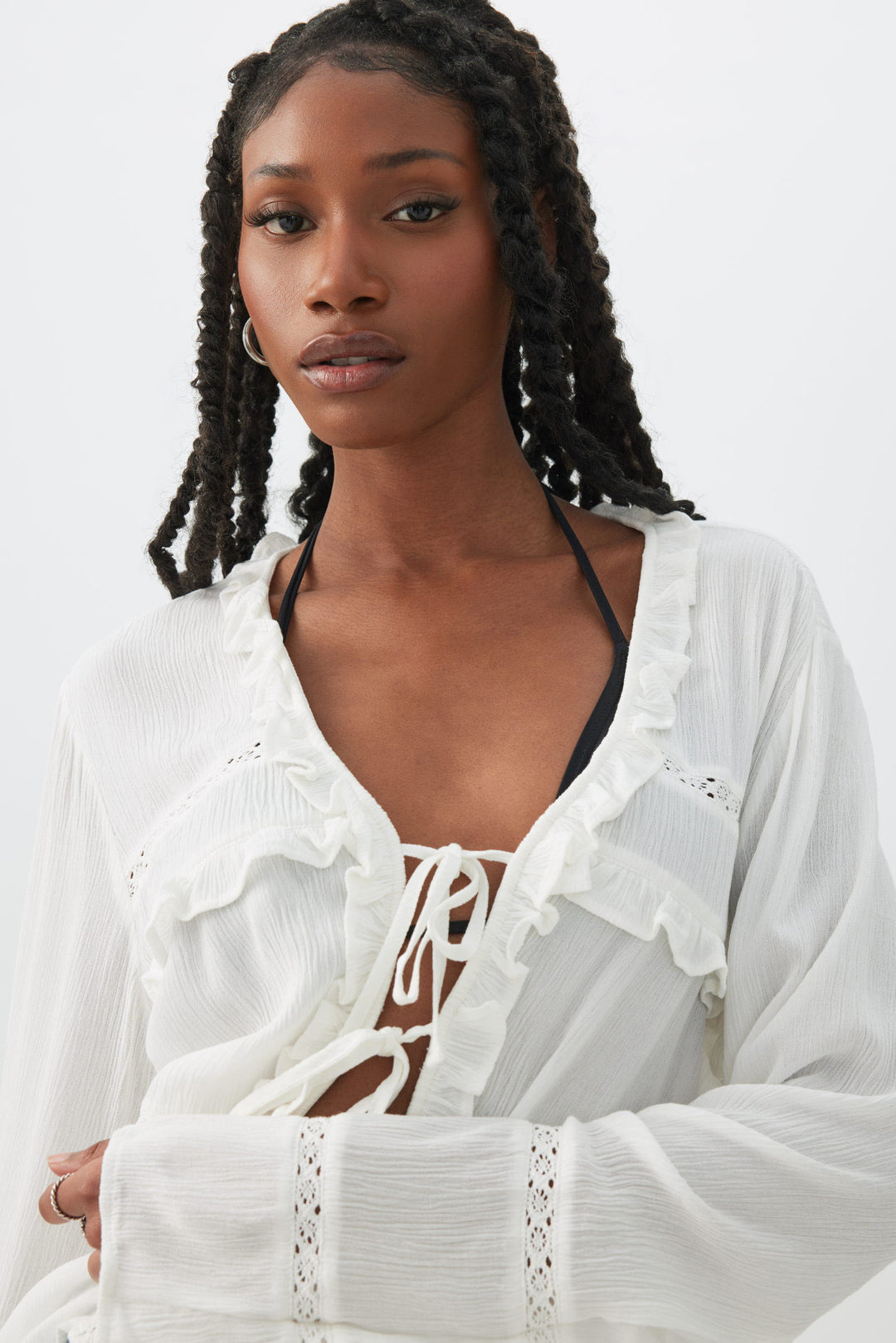 Blouse nouée à l'avant en tissu froissé à volants