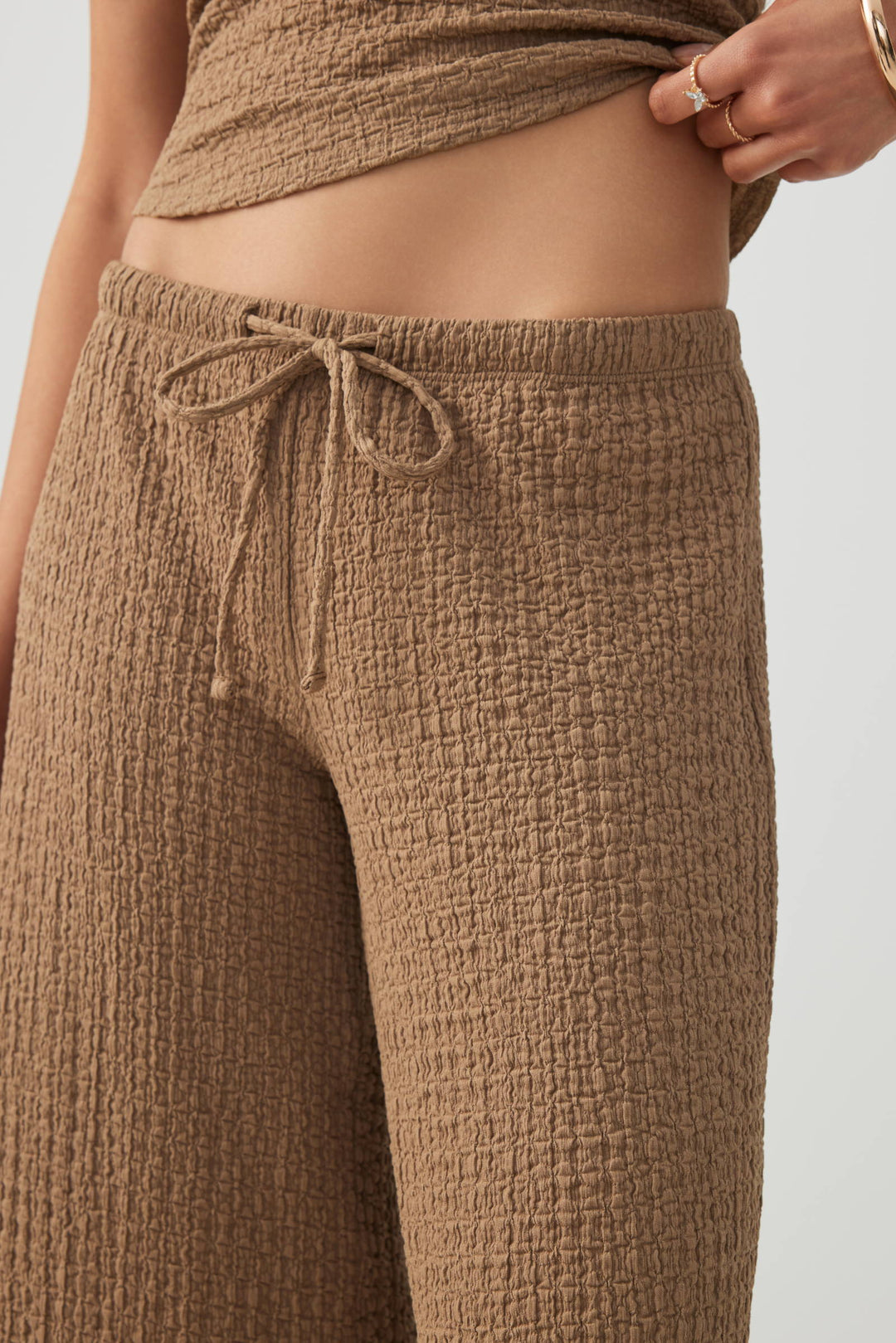 Pantalon fluide en tissu texturé