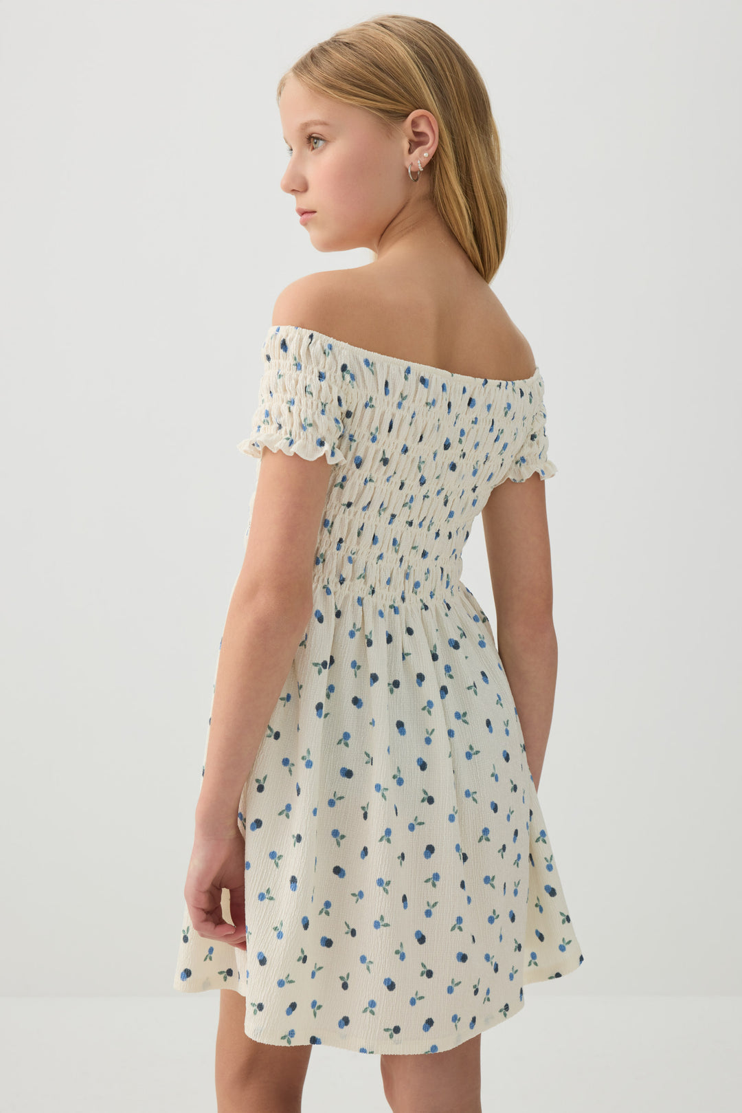 Robe froncée à épaules dégagées