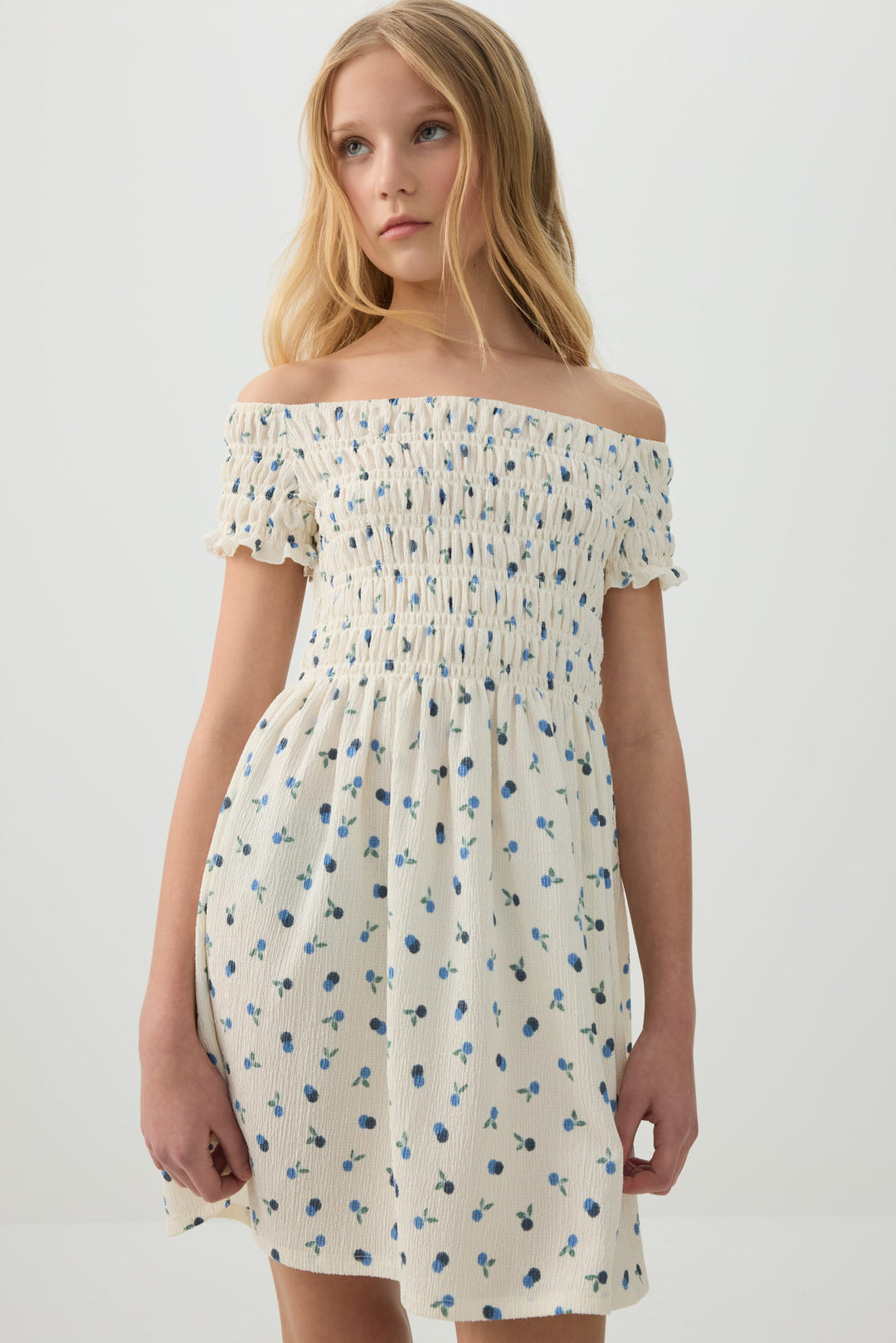 Robe froncée à épaules dégagées