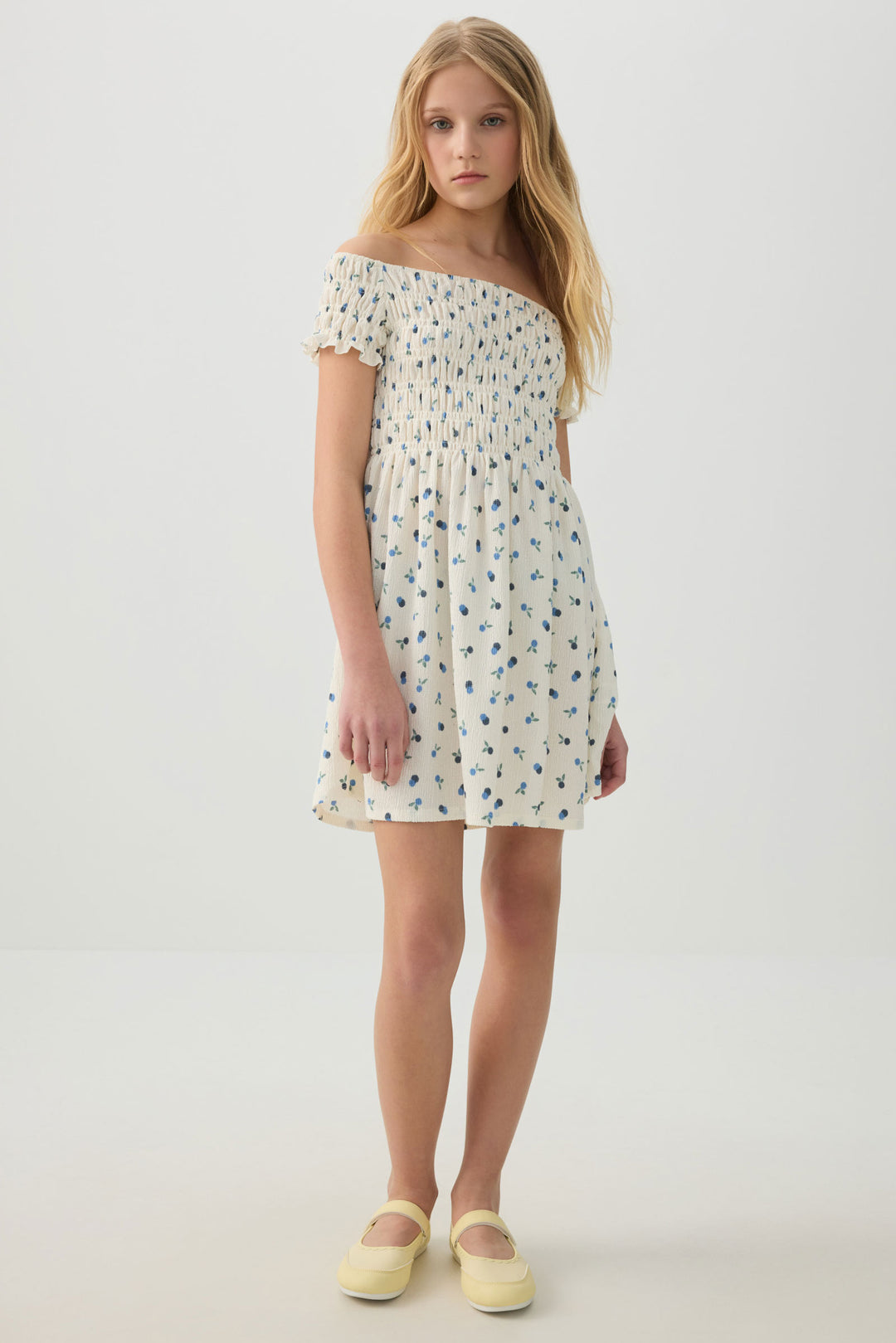 Robe froncée à épaules dégagées