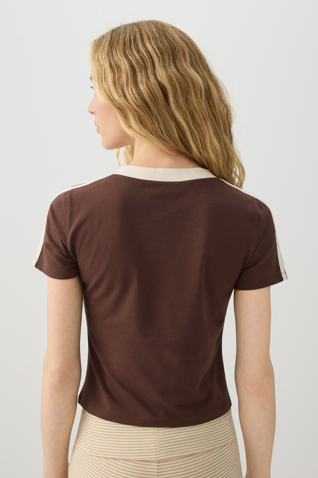 Crop Graphic Contrast V Neck T-Shirt