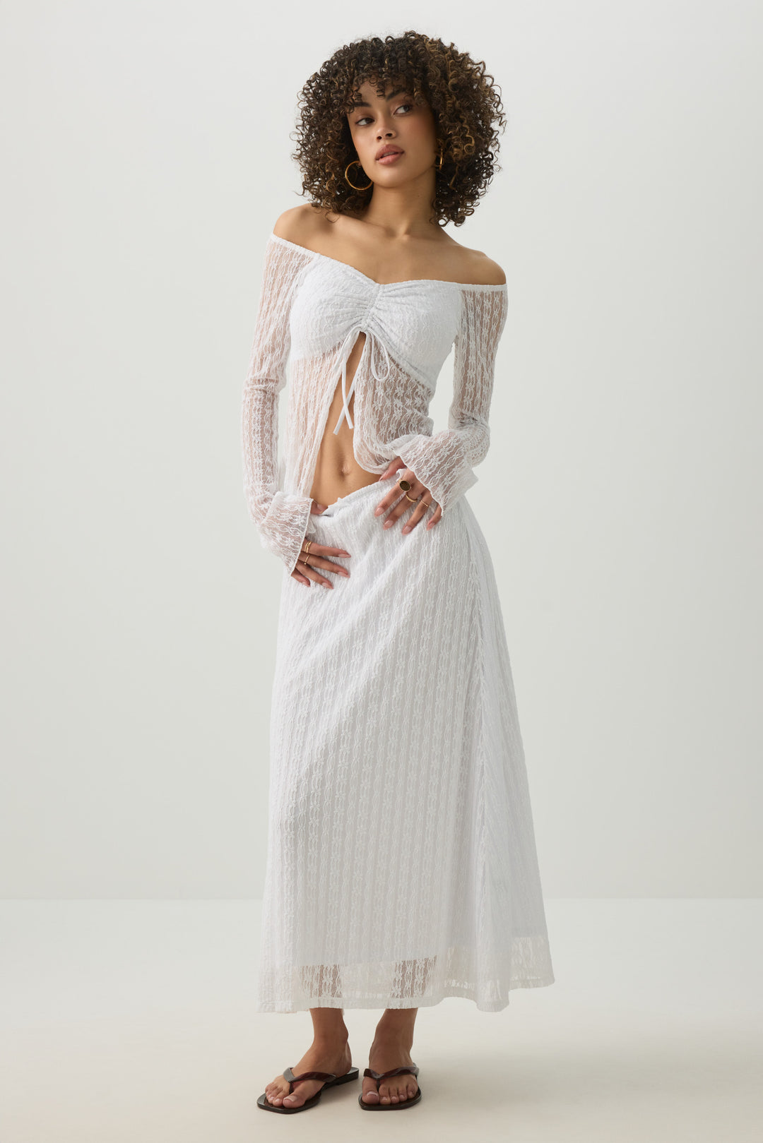 Haut à épaules dénudées en dentelle