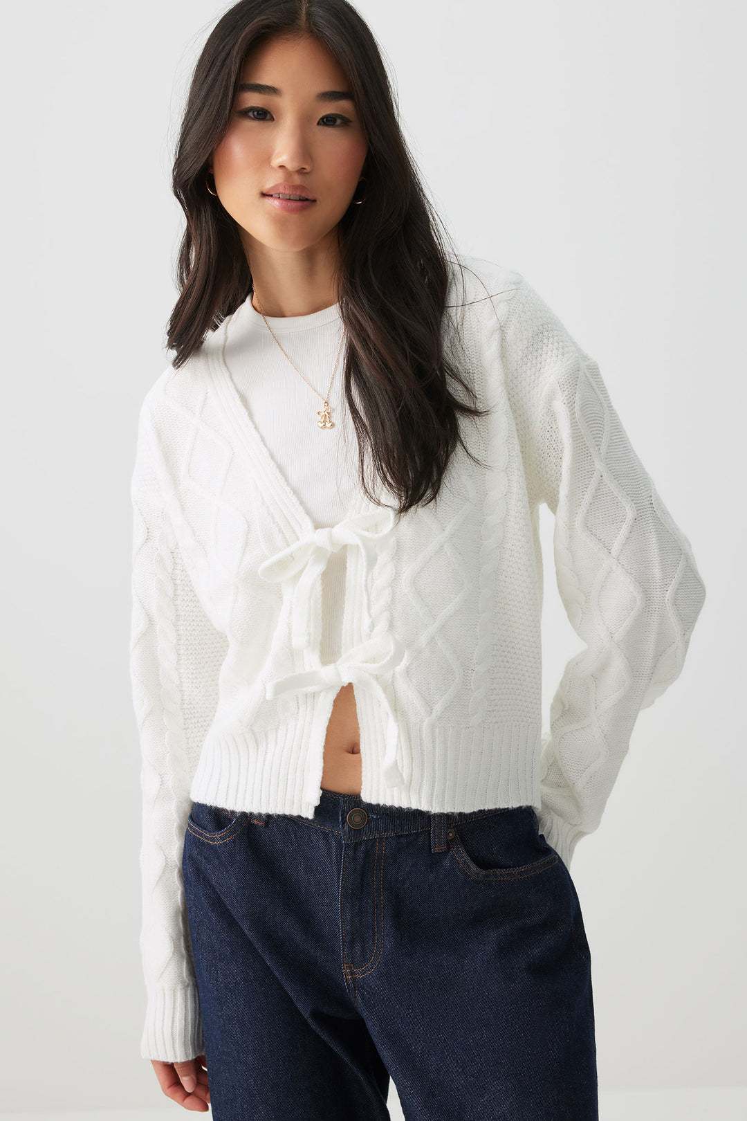 Chandail en tricot torsadé noué à l'avant