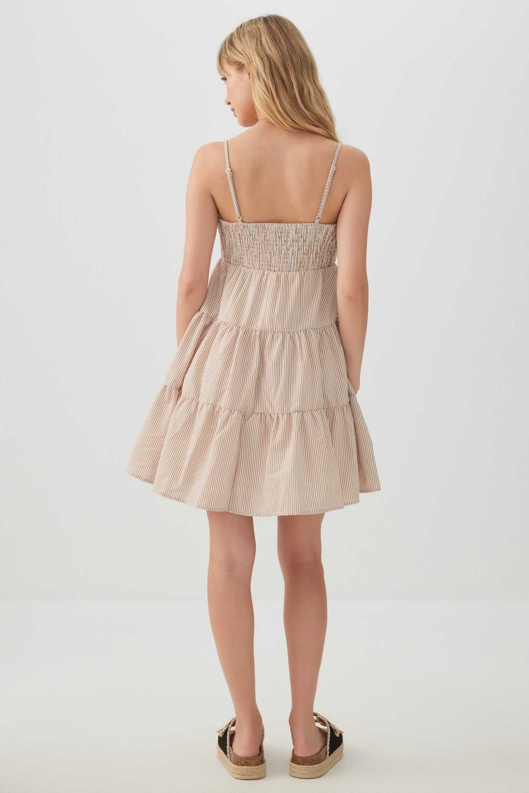 Robe courte à encolure carrée et étagée