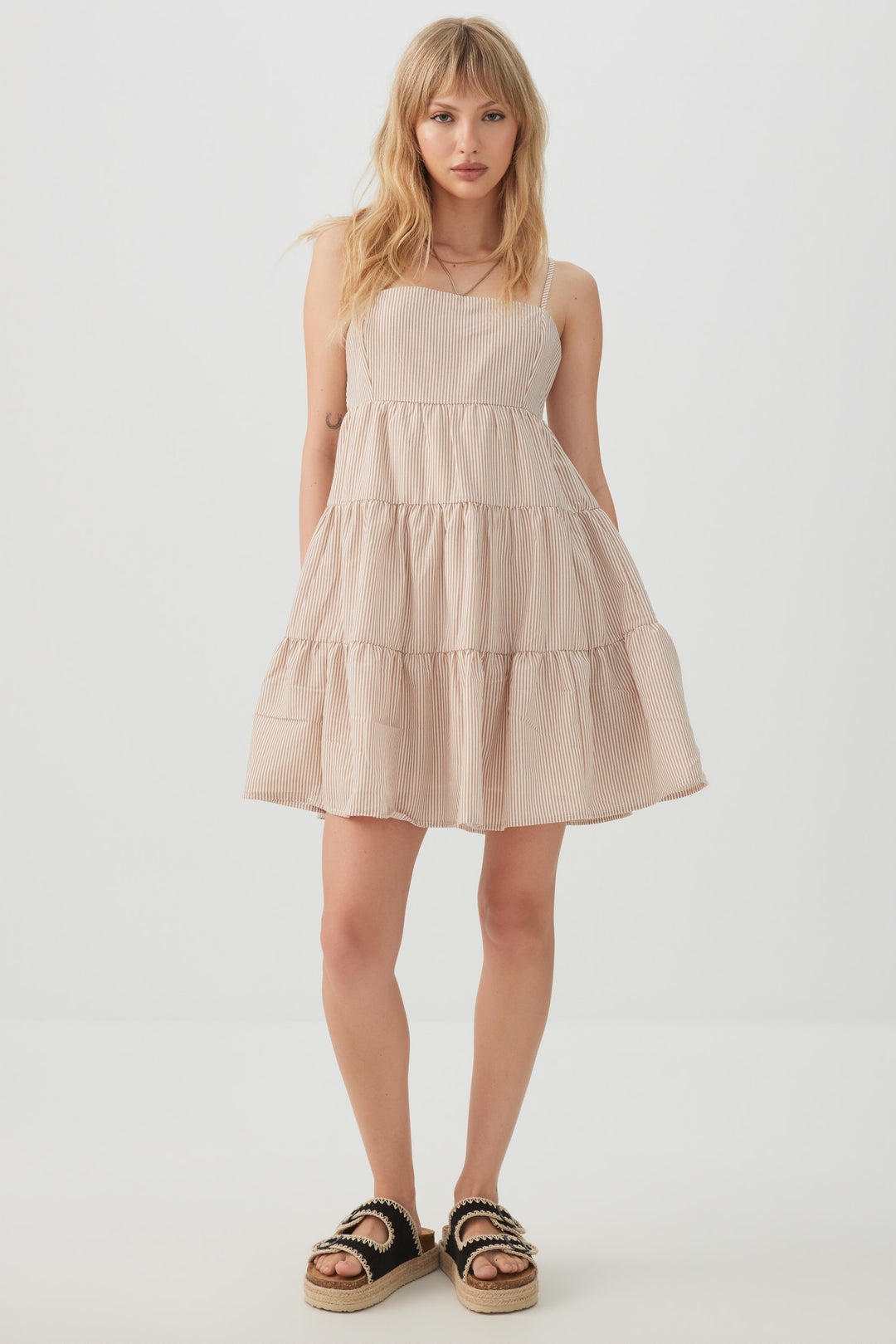 Robe courte à encolure carrée et étagée