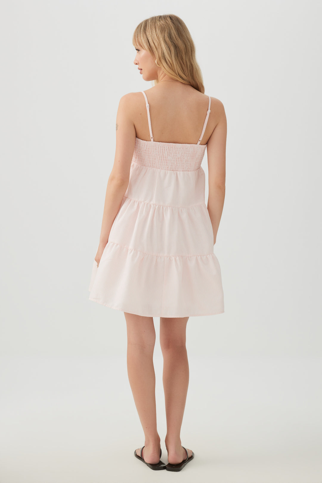 Robe courte à encolure carrée et étagée