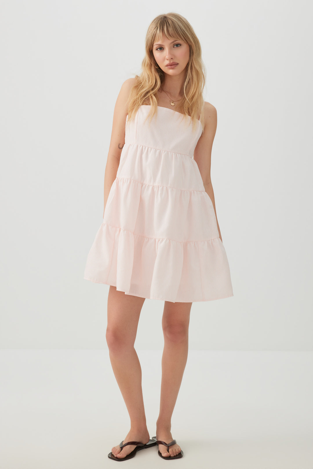 Robe courte à encolure carrée et étagée