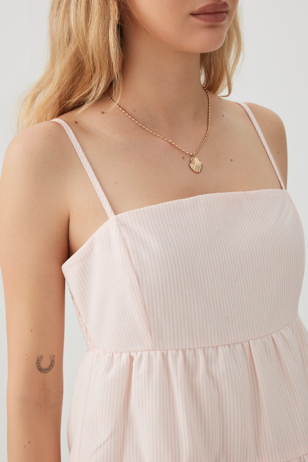 Robe courte à encolure carrée et étagée