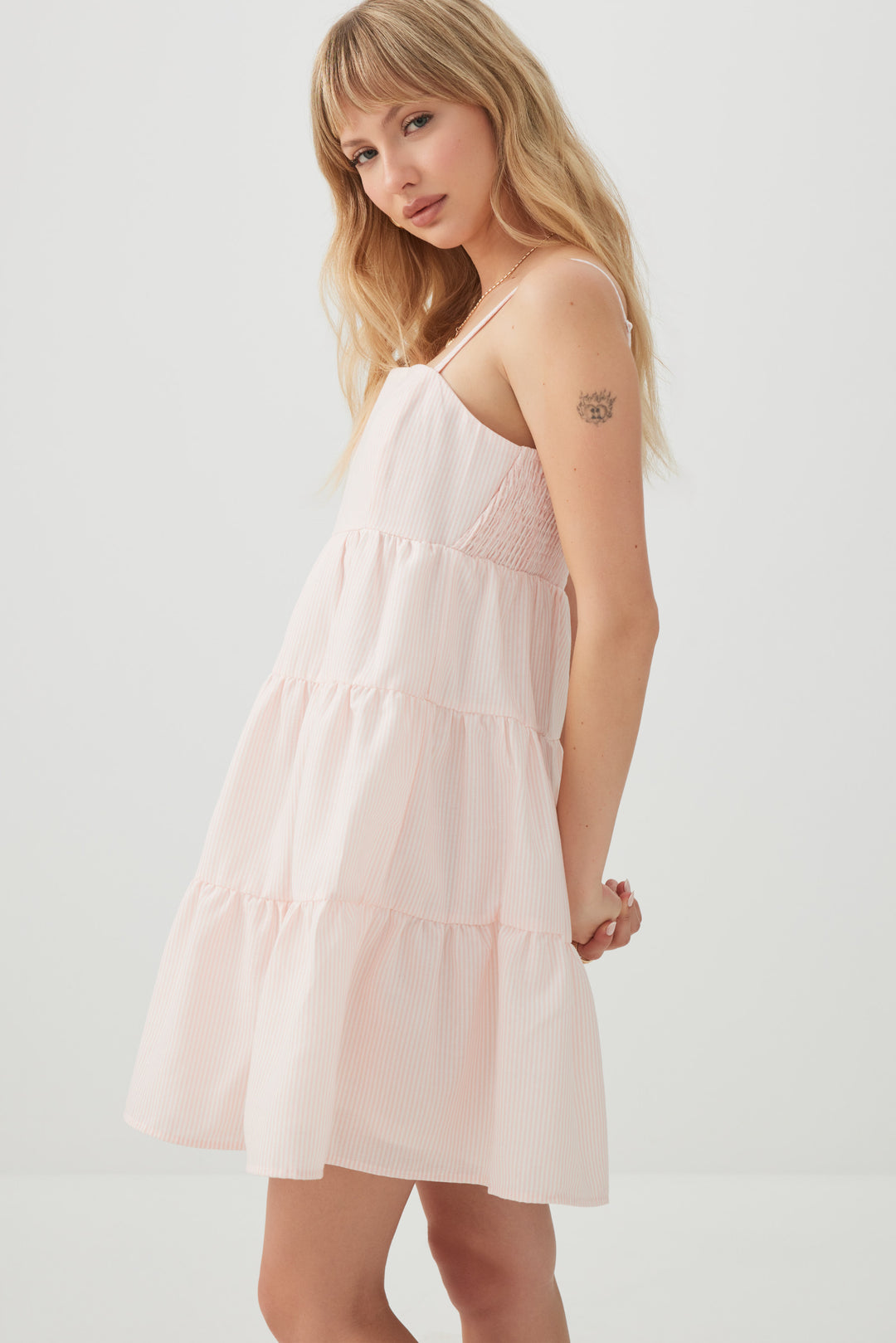 Robe courte à encolure carrée et étagée