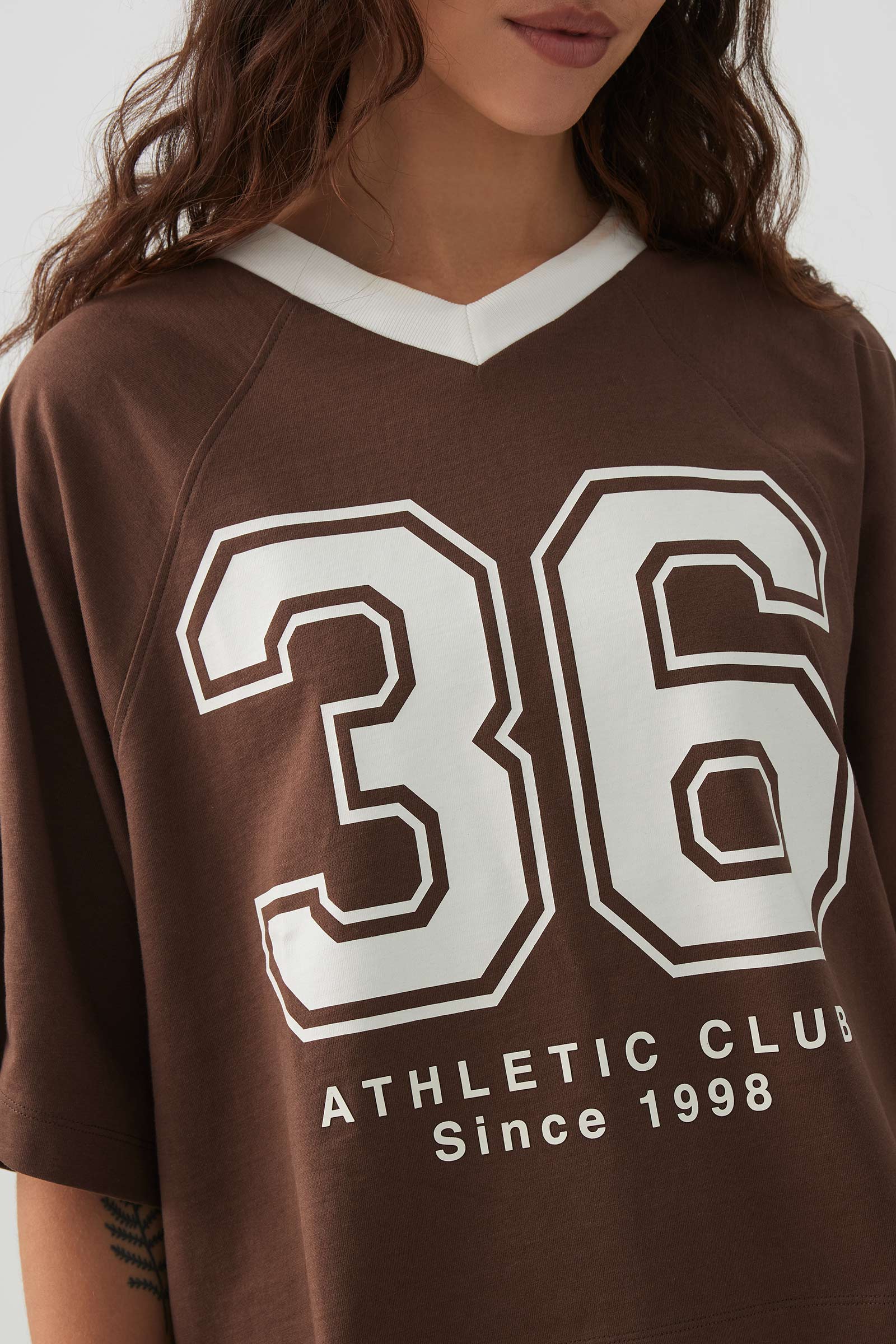 deres Étoile shirt 18th ダークブラウン Short Boxy Jersey T-Shirt – Ardene