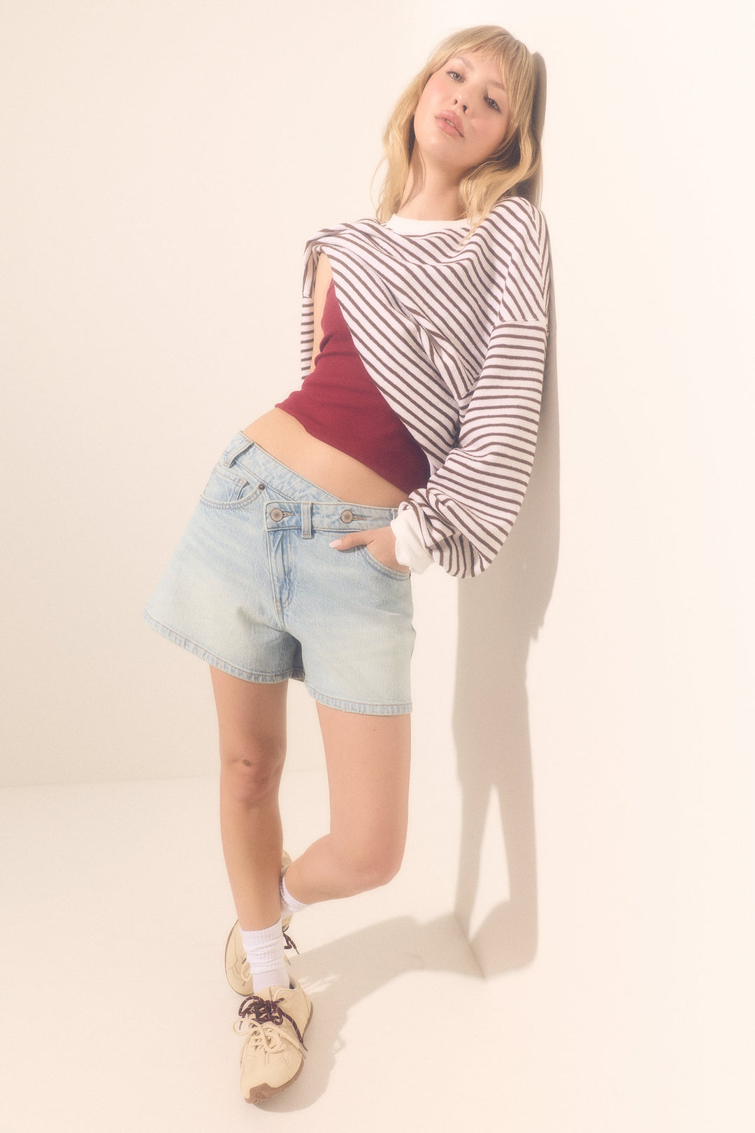 Short en denim coupe A à taille haute croisée