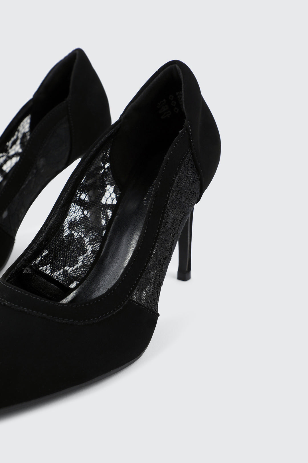 Escarpins en faux suède et dentelle