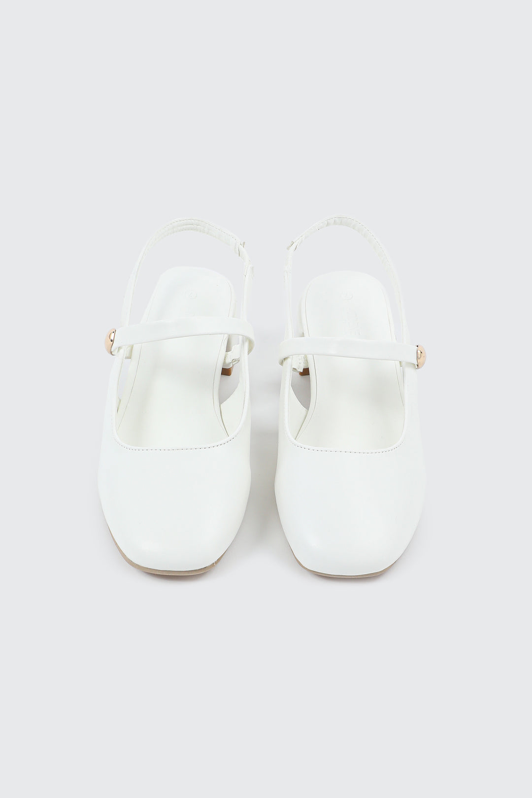 Chaussures à bride arrière et ornement en métal