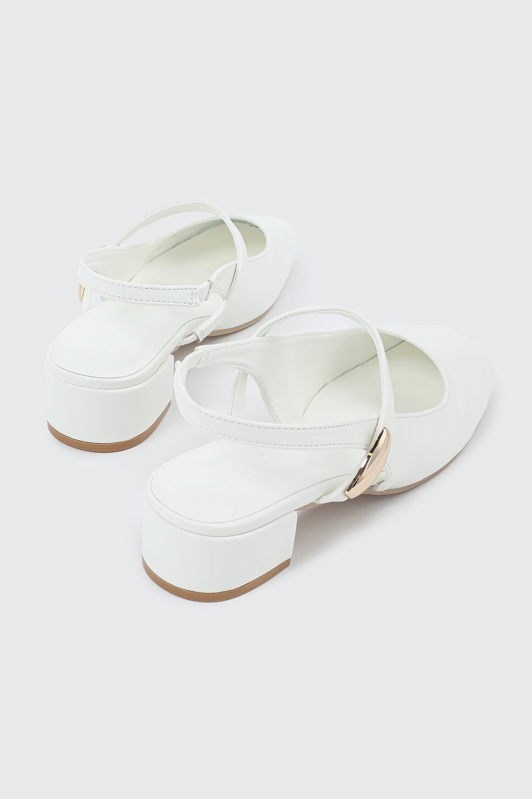 Chaussures à bride arrière et ornement en métal