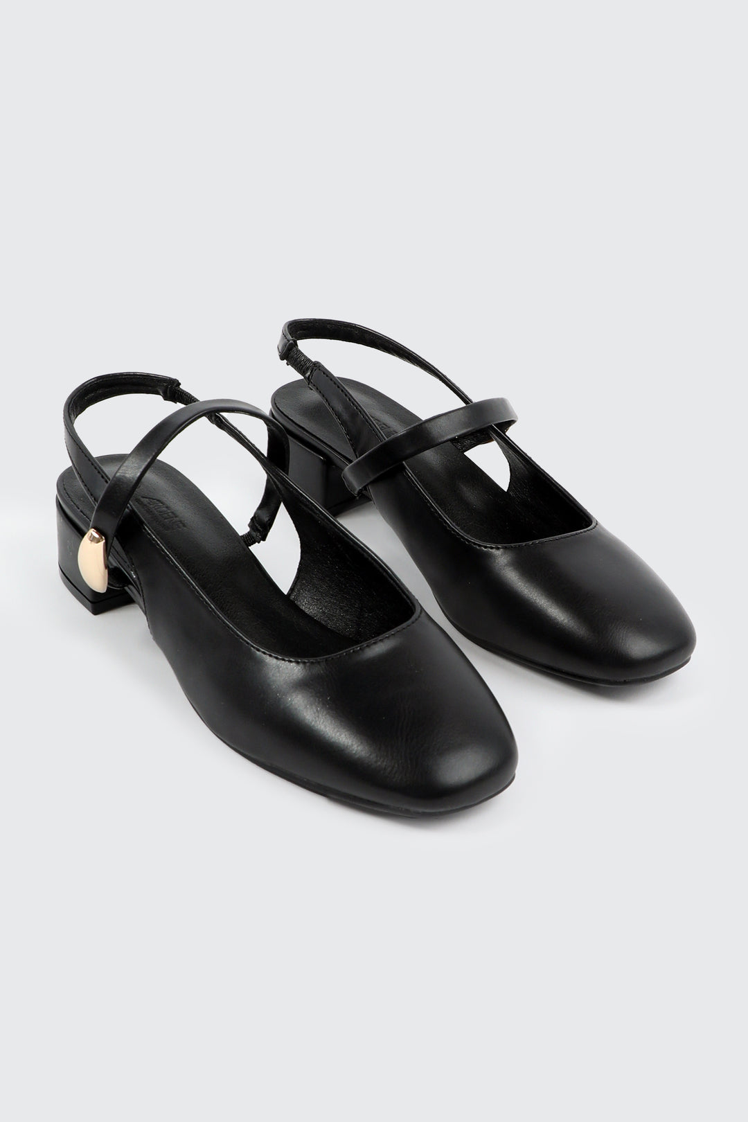 Chaussures à bride arrière et ornement en métal