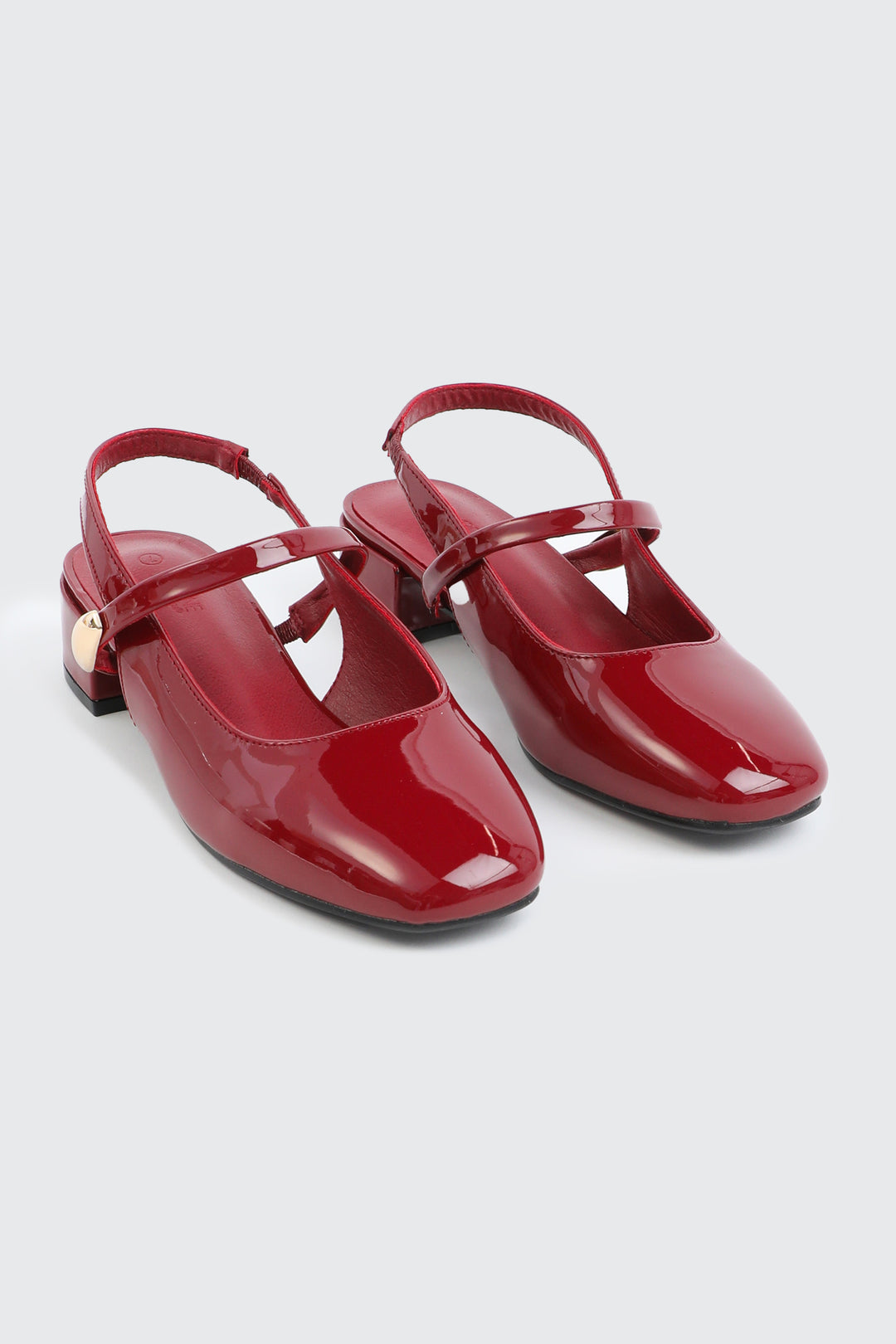 Chaussures à bride arrière et ornement en métal