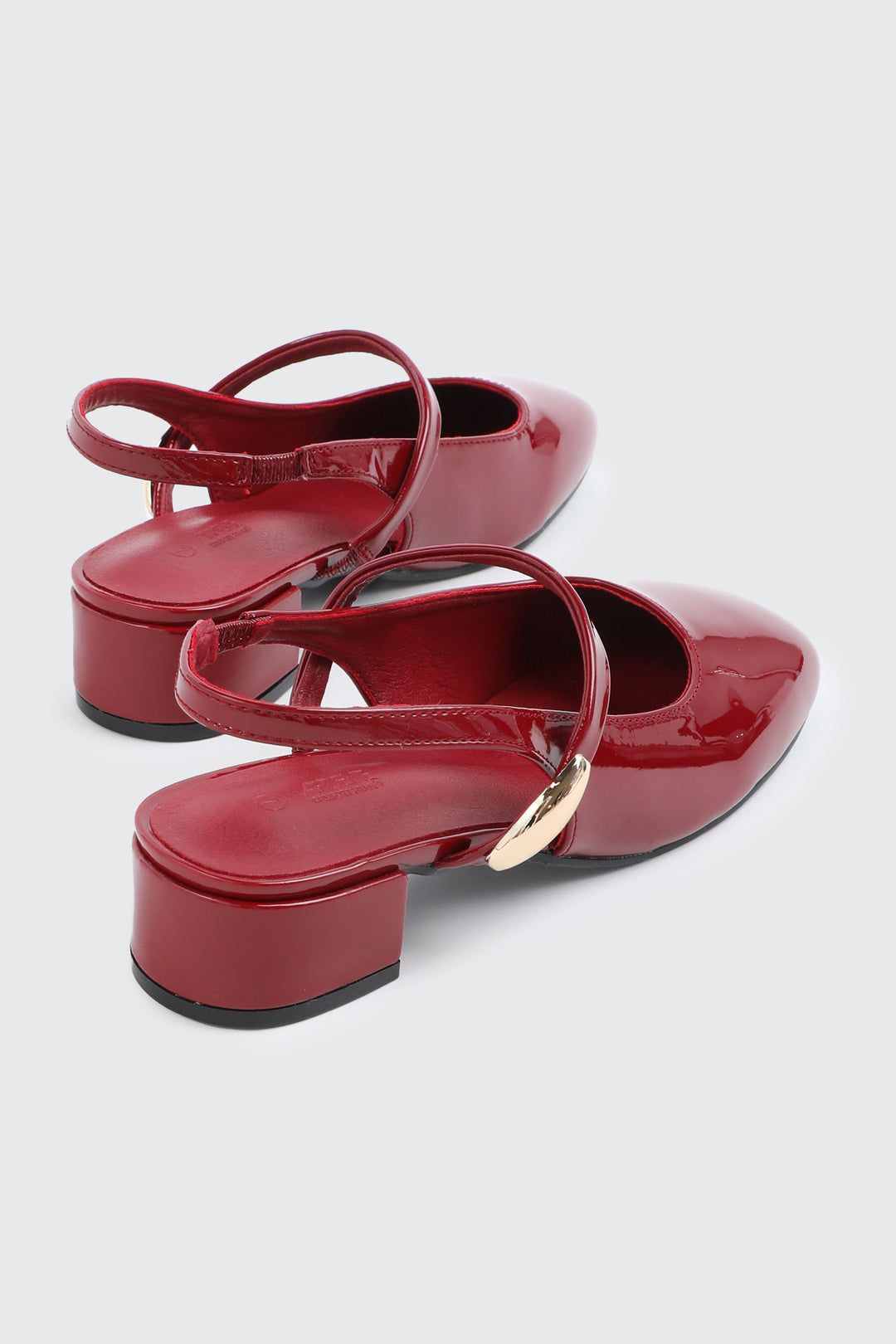 Chaussures à bride arrière et ornement en métal