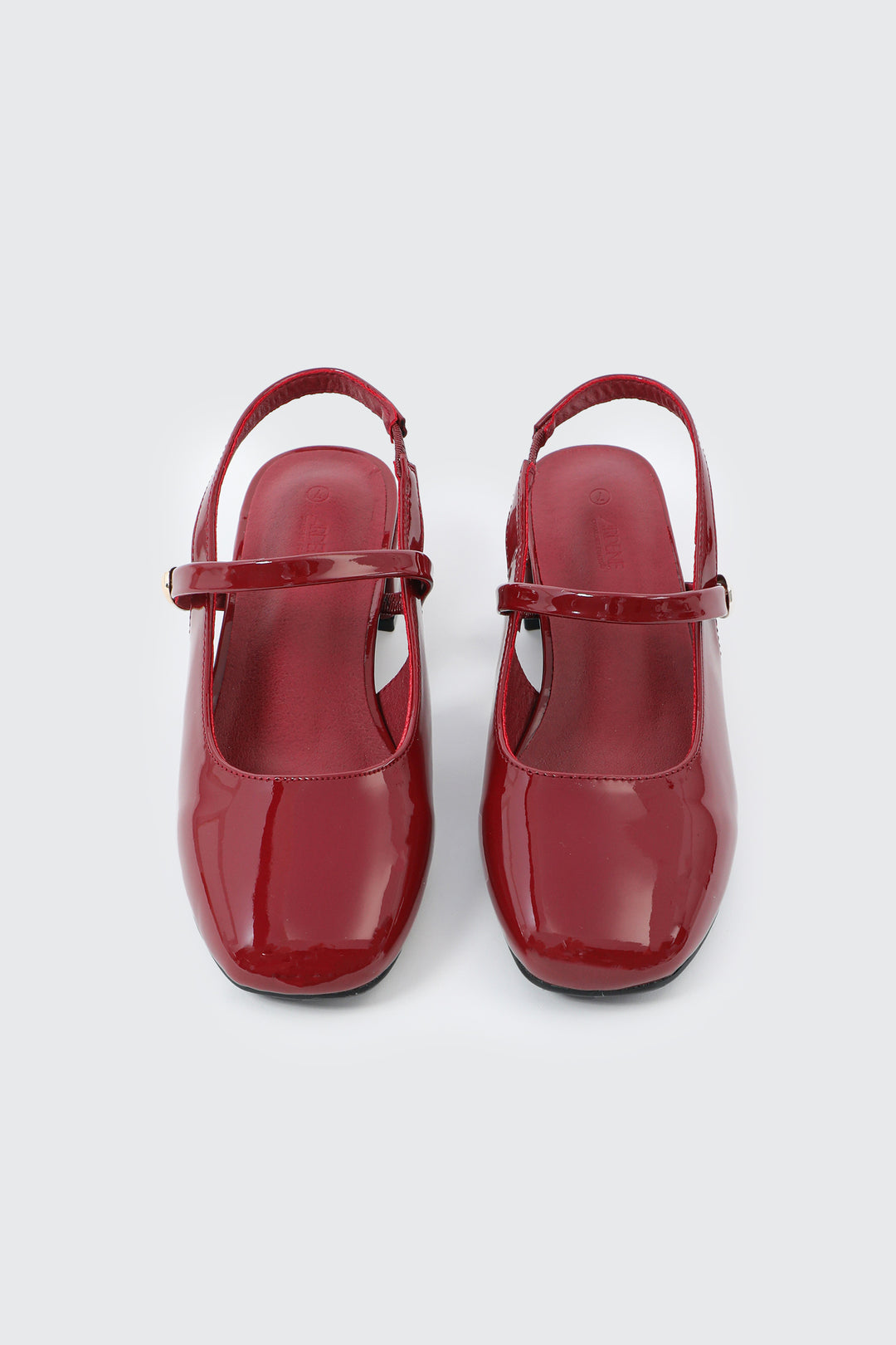 Chaussures à bride arrière et ornement en métal